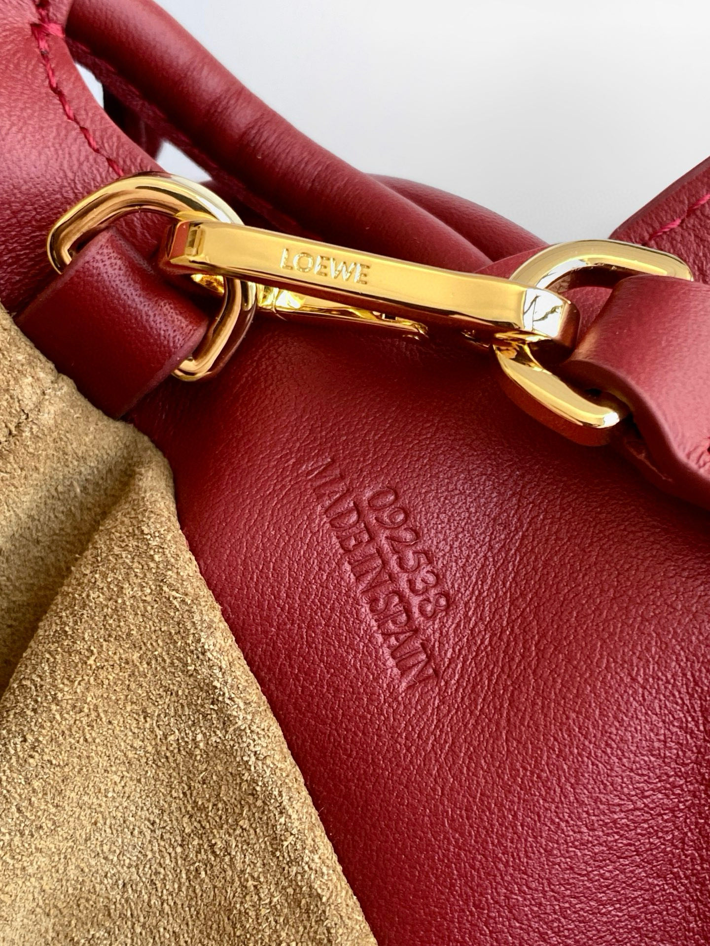 Loewe 新版梦福袋30CM 新款纳帕牛皮革Flamenco手拿包福袋 采用拉绳收紧