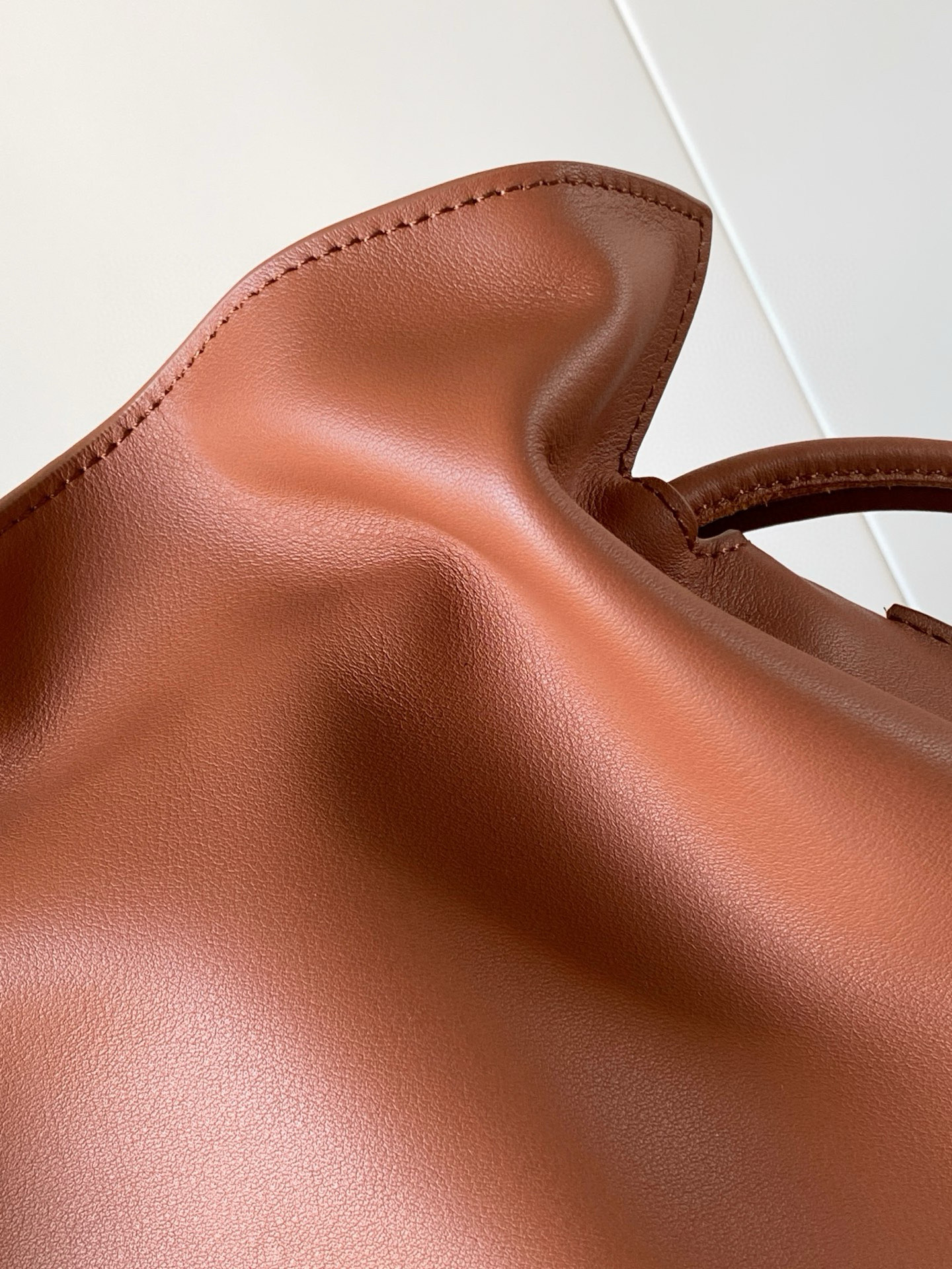 Loewe 新版梦福袋30CM 新款纳帕牛皮革Flamenco手拿包福袋 采用拉绳收紧