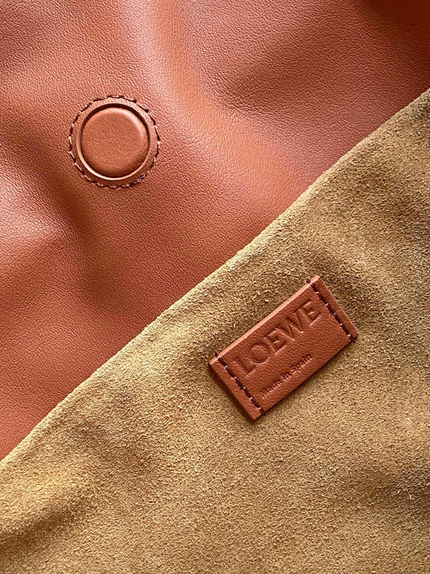 Loewe 新版梦福袋30CM 新款纳帕牛皮革Flamenco手拿包福袋 采用拉绳收紧