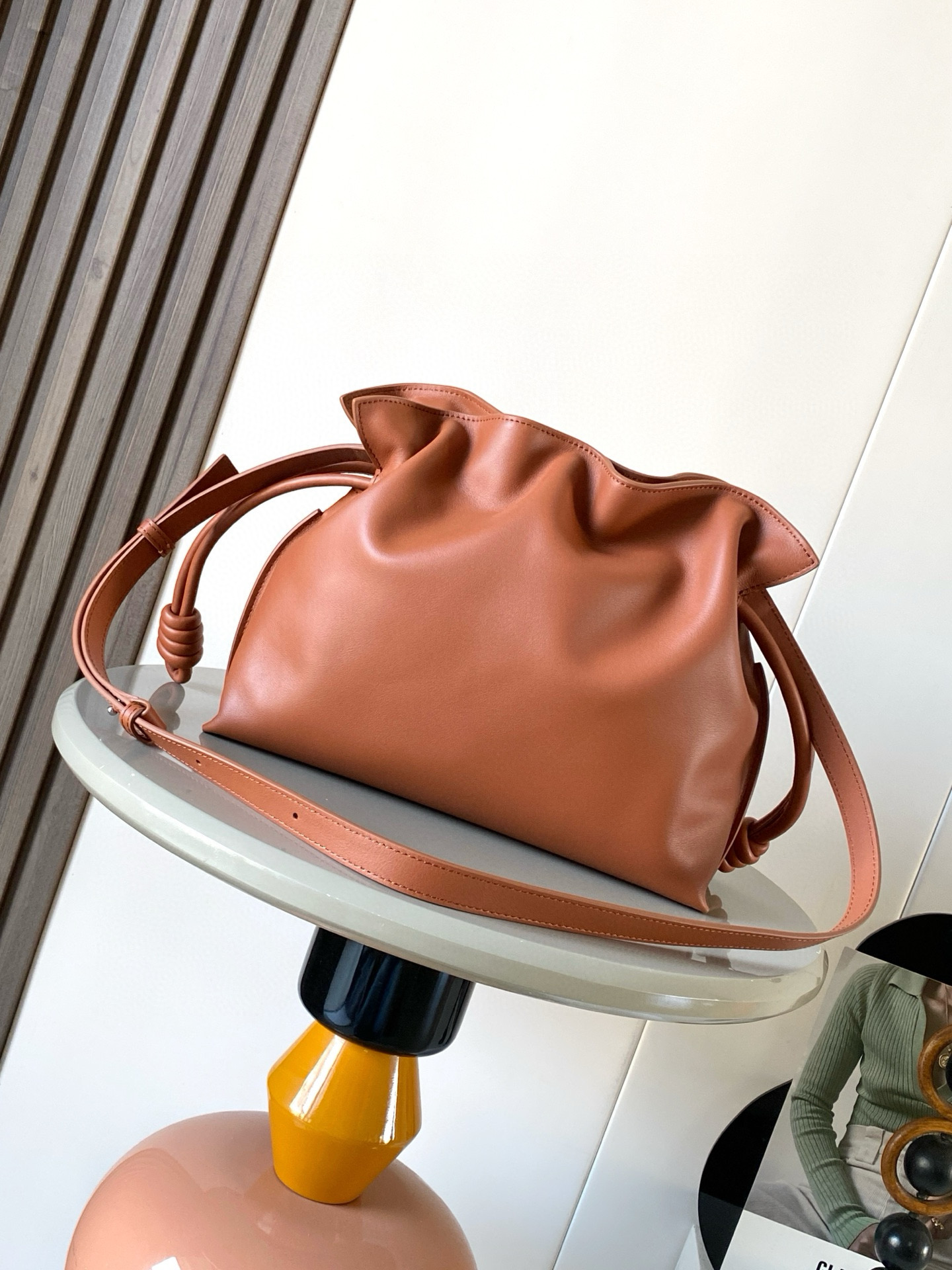 Loewe 新版梦福袋30CM 新款纳帕牛皮革Flamenco手拿包福袋 采用拉绳收紧