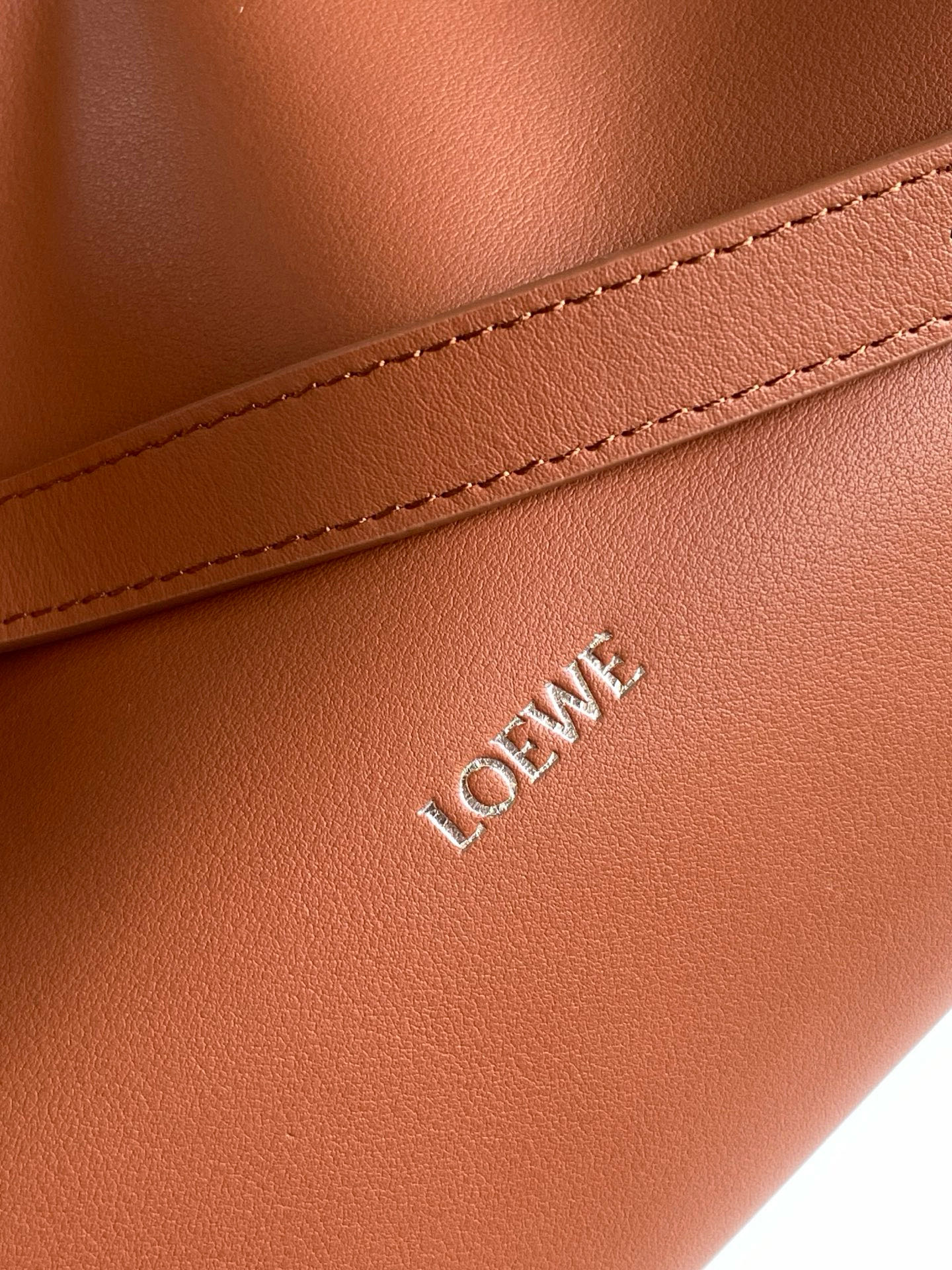 Loewe 新版梦福袋30CM 新款纳帕牛皮革Flamenco手拿包福袋 采用拉绳收紧