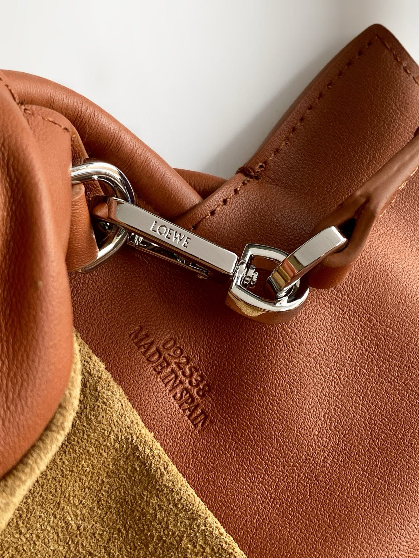 Loewe 新版梦福袋30CM 新款纳帕牛皮革Flamenco手拿包福袋 采用拉绳收紧