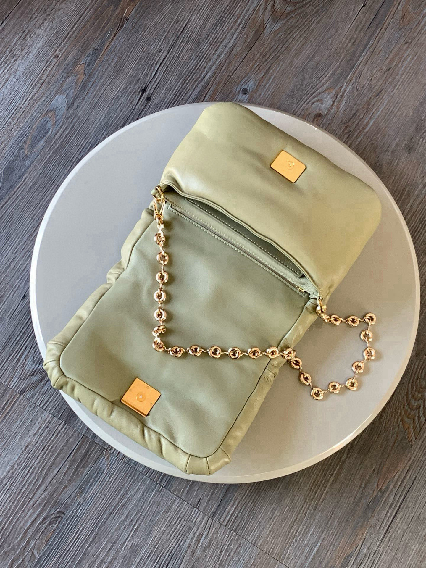 Chanel 闪亮纳帕羊皮革 Puffer Goya
