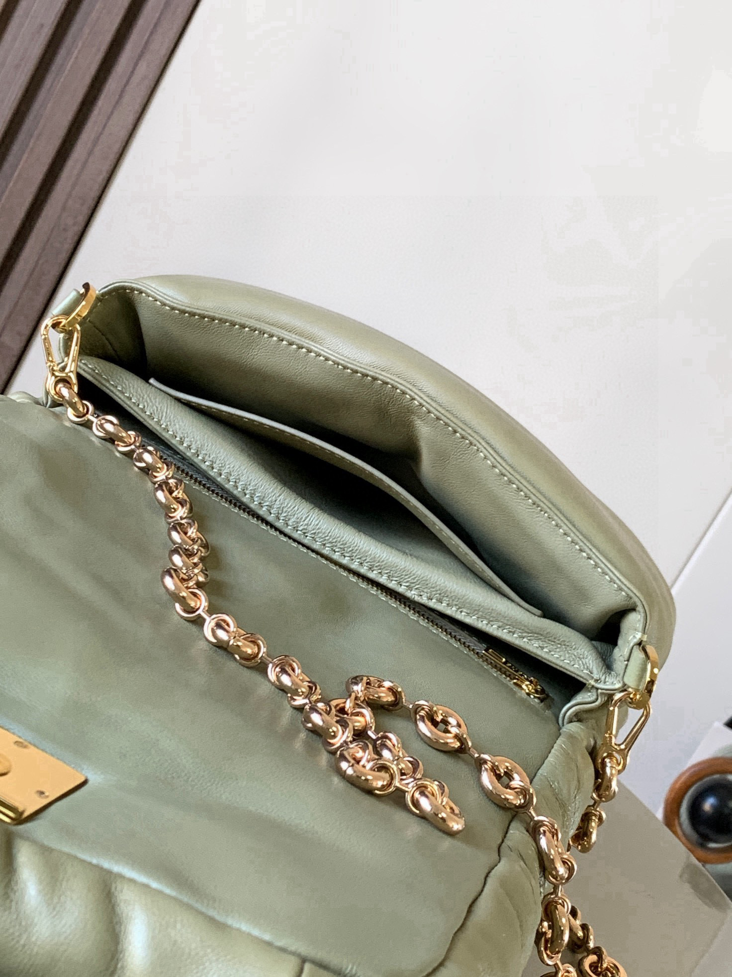 Chanel 闪亮纳帕羊皮革 Puffer Goya