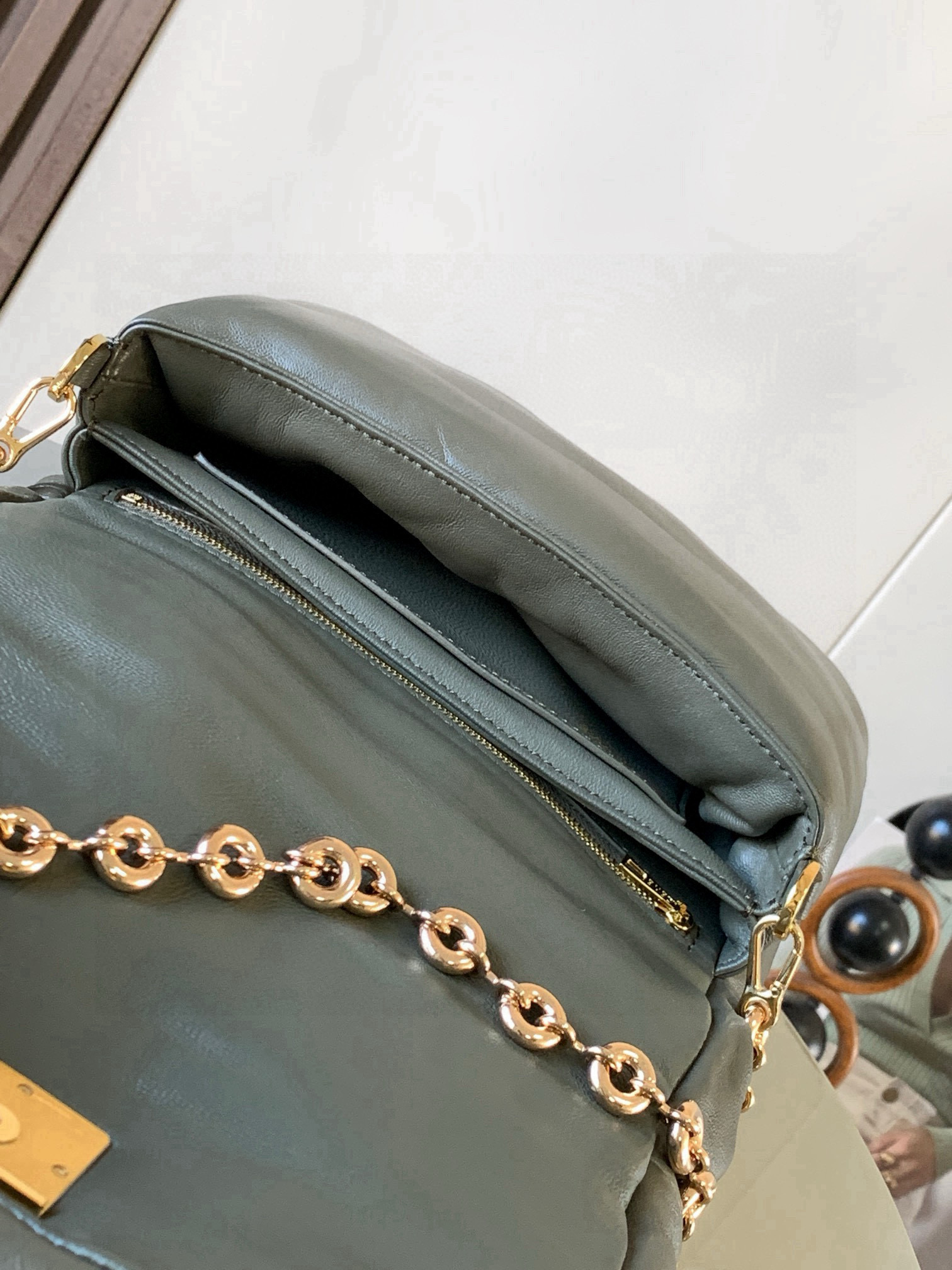 Loewe 闪亮纳帕羊皮革 Puffer Goya
