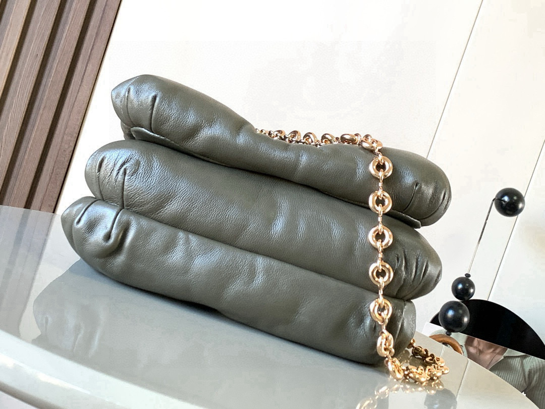 Loewe 闪亮纳帕羊皮革 Puffer Goya