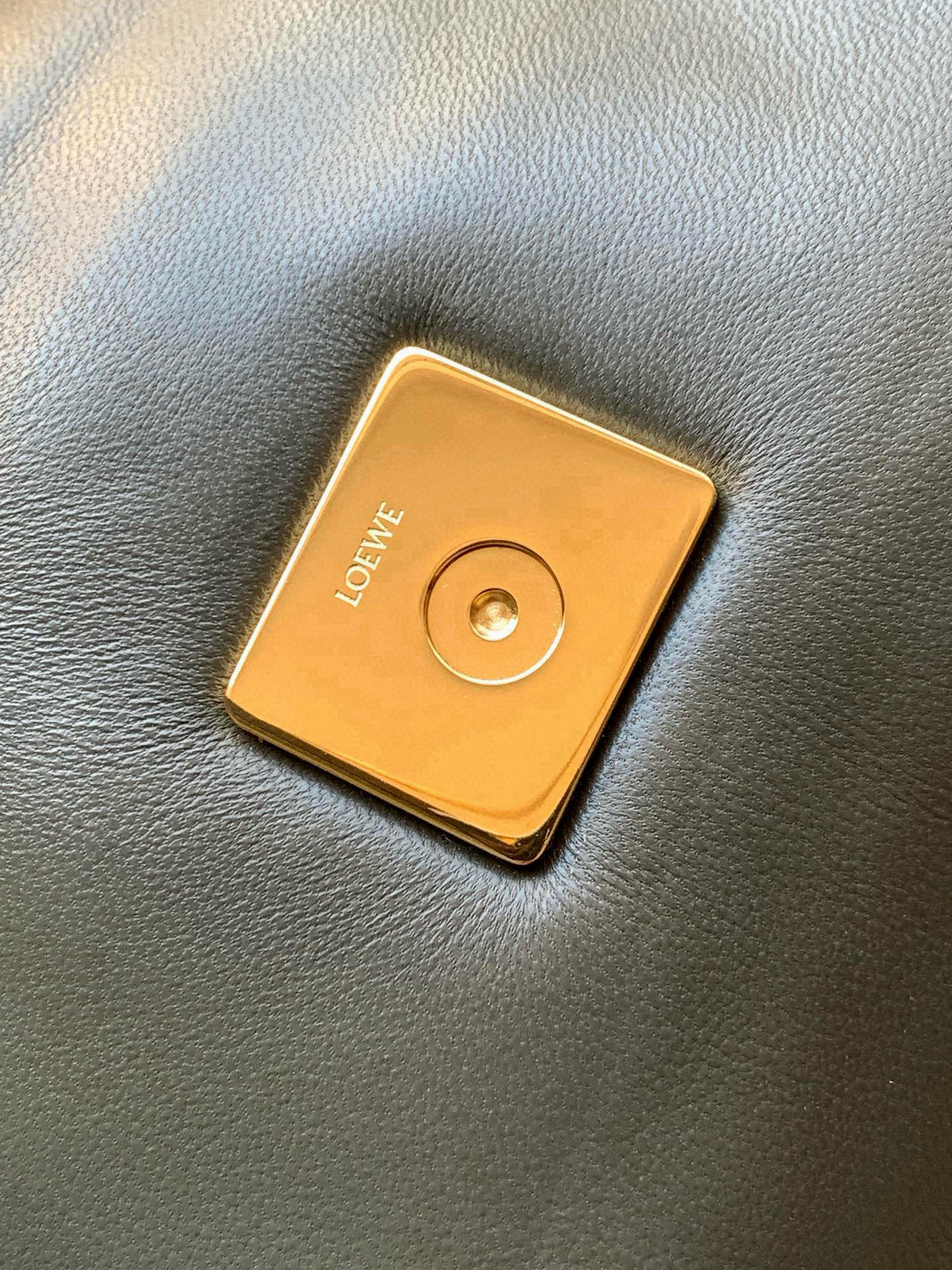Loewe 闪亮纳帕羊皮革 Puffer Goya