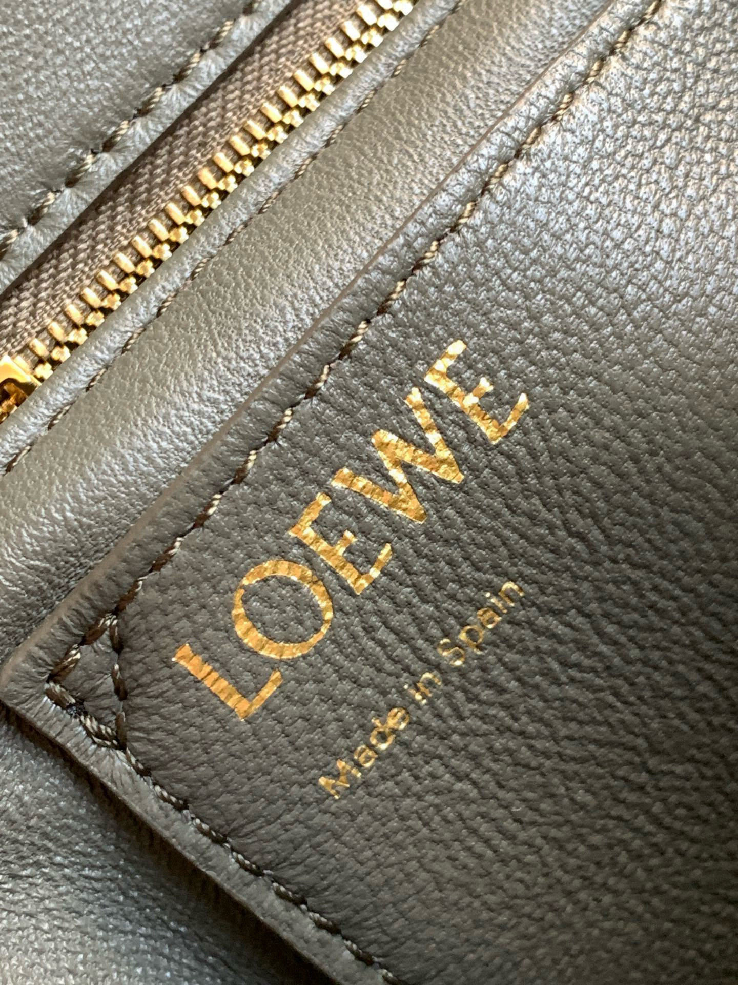 Loewe 闪亮纳帕羊皮革 Puffer Goya