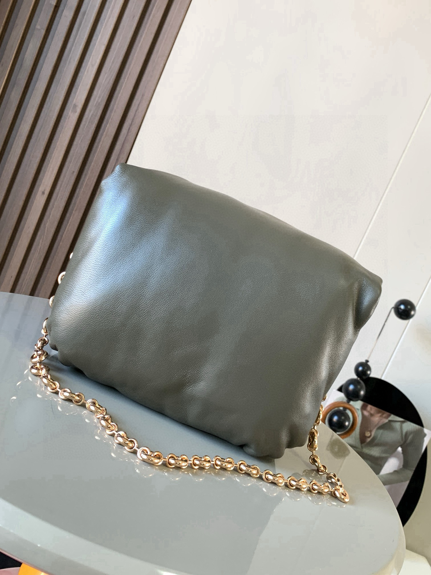 Loewe 闪亮纳帕羊皮革 Puffer Goya