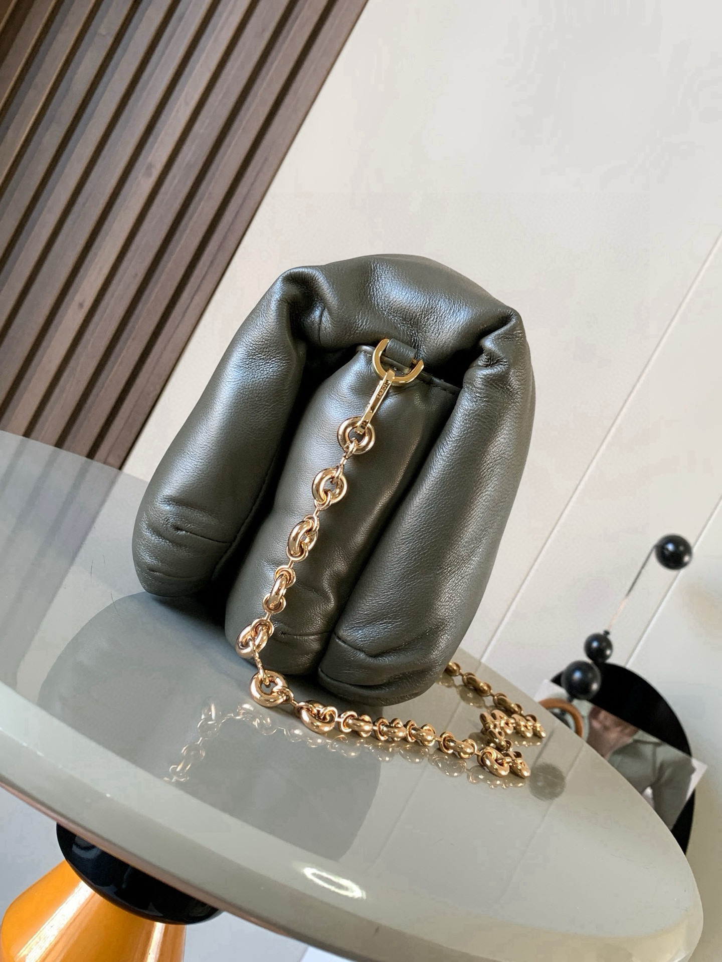 Loewe 闪亮纳帕羊皮革 Puffer Goya