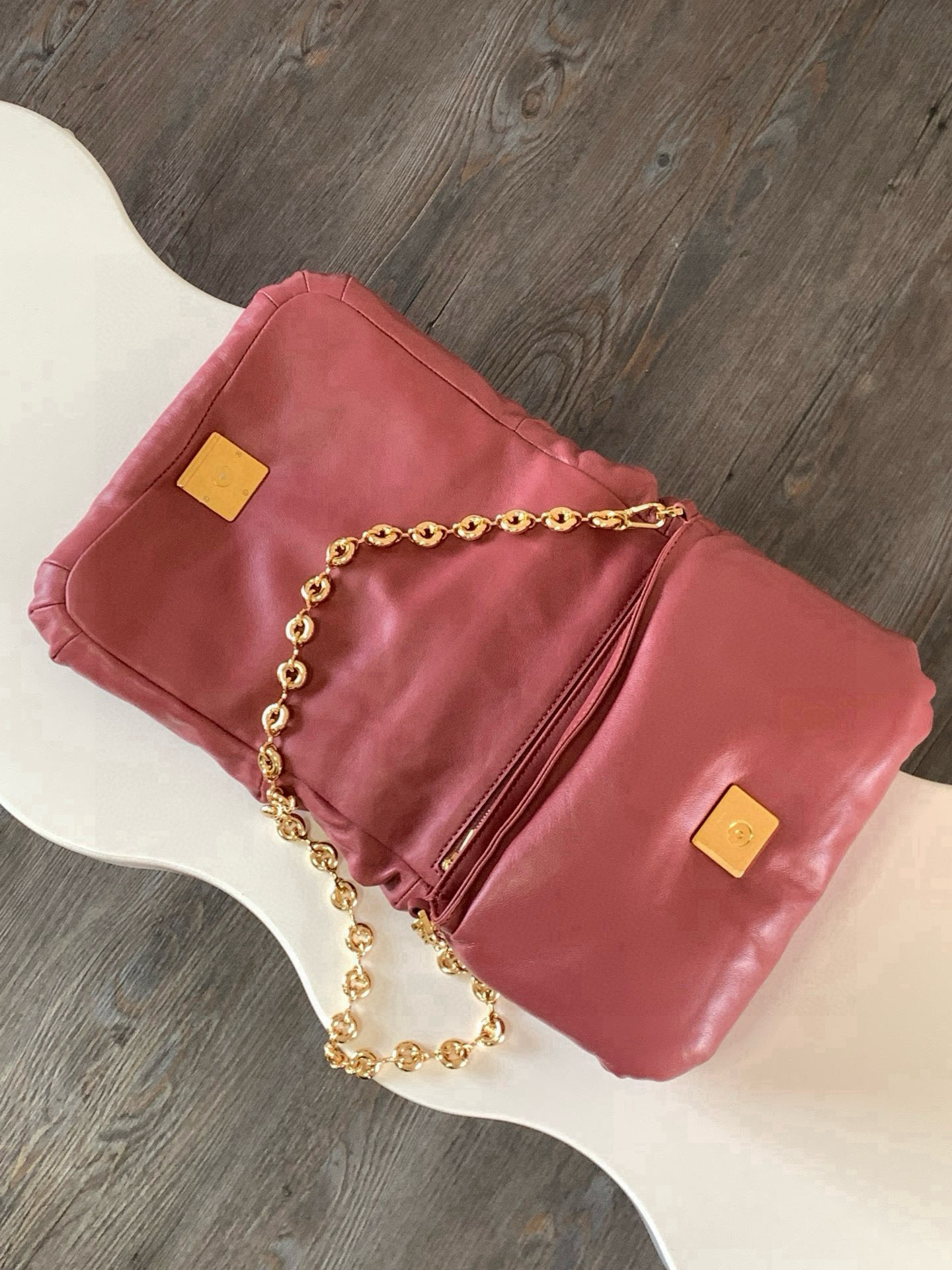 Loewe 闪亮纳帕羊皮革 Puffer Goya