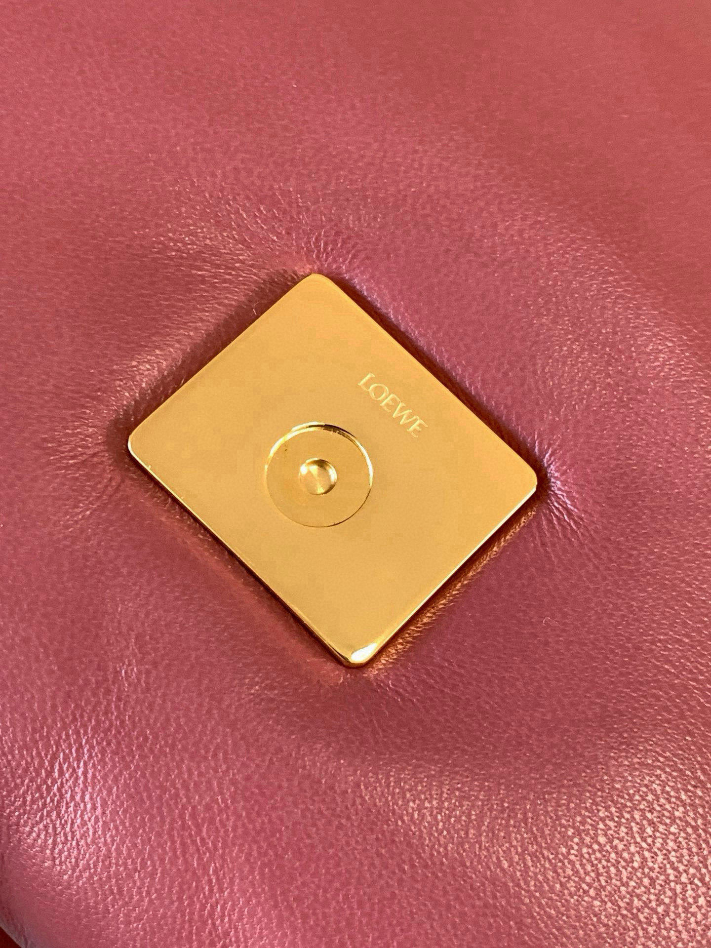 Loewe 闪亮纳帕羊皮革 Puffer Goya