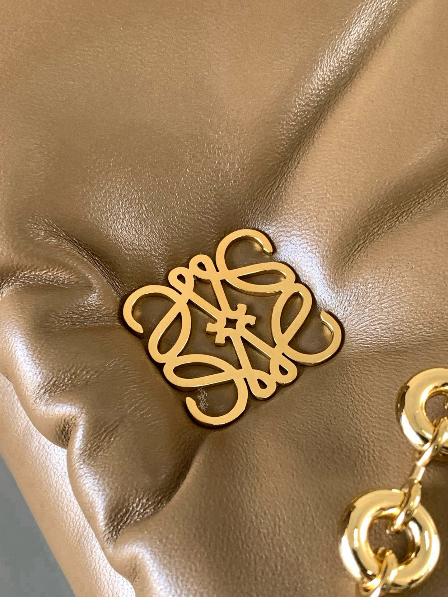 Loewe 闪亮纳帕羊皮革 Puffer Goya