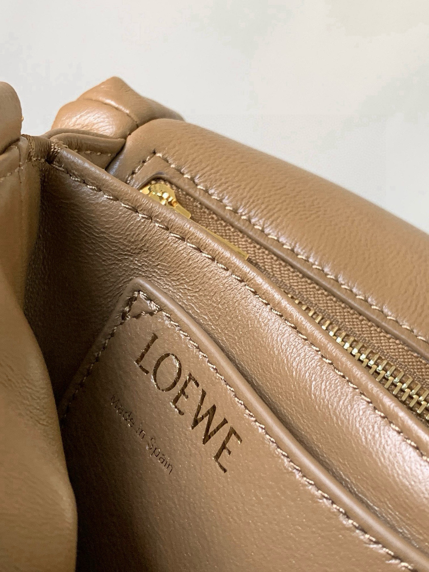 Loewe 闪亮纳帕羊皮革 Puffer Goya