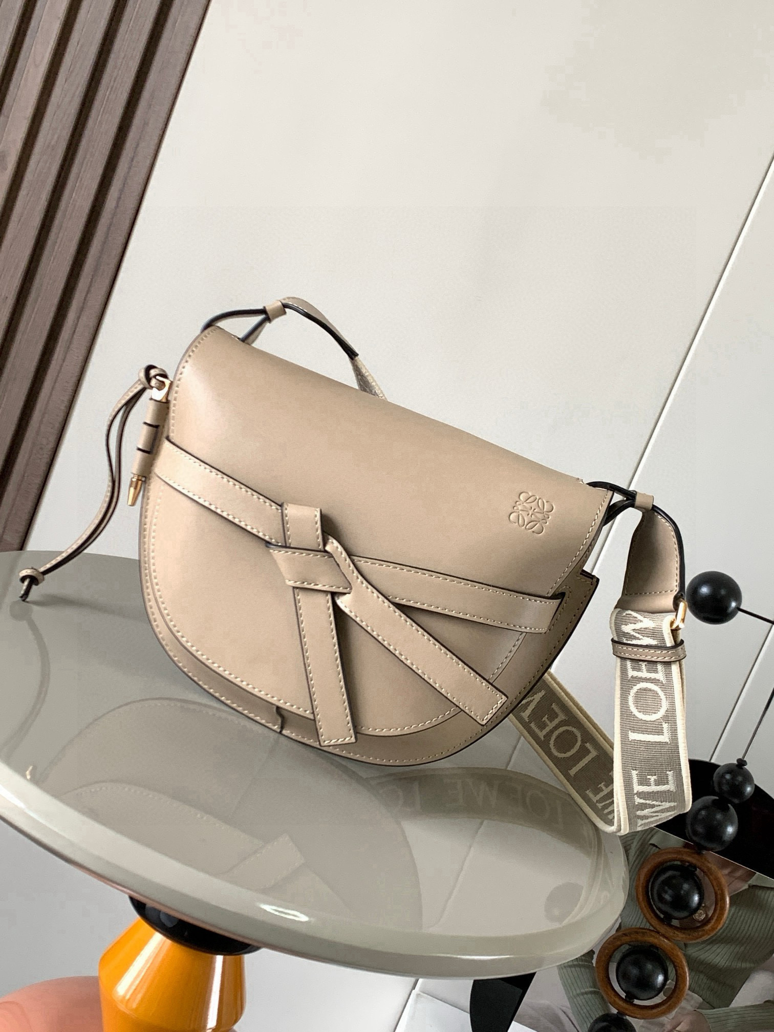 NO:701381,Popular small size 25CM new letter wide shoulder strap saddle bag Gate Duel handbag wide shoulder strap is simply the pen of the soul, giving gate a new life. The bag body is made of soft cow leather, removable and adjustable cowhide embroidered shoulder strap for single shoulder crossbody, waist bag and chest bag. The back and upper body are very elegant. The capacity is also very online. The bow is not only a decoration, but also the only socket on the bag cover. There is only one brand logo in the whole bag.  The bullet-type brass hosel has no other hardware accessories. It is completely made of high-end Western European traditional leather craftsmanship and design style. So it is lightweight and the shoulder straps can be adjusted in length. Girls of any height can control it. This is very nice. Size 25CM~19CM~11.5CM. Style No. 9004. Color: Mi Xing, Loewe, Loewe, Cowhide19860909爆款小号25CM新款字母宽肩带马鞍包Gate Duel手袋寛肩带简直是灵魂之笔赋予了gate全新的生命包身采用柔软牛皮革精制而成可拆卸调节牛皮提绣花肩带单肩斜挎、腰包 胸包都非常~背上身很显气质 容量也非常在线 蝴蝶结不仅是装饰,也是包盖的唯一插口全包只有一个带品牌精致logo 的子弹头式黄铜插鞘没有其他五金配件,完全是高大上的西欧传统皮革工艺性和设计风格So自重轻便,肩带调节长度,任何身高妹纸都可驾驭,这点很nice了 尺寸25CM~19CM~11.5CM 款号9004 颜色米杏,罗意威,loewe,cowhide,Bag