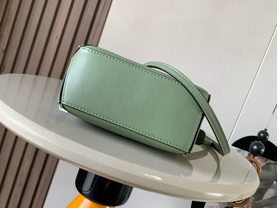 Loewe 限时特价几何包迷你18CM Puzzle手袋是创意总监乔纳森．安德森为