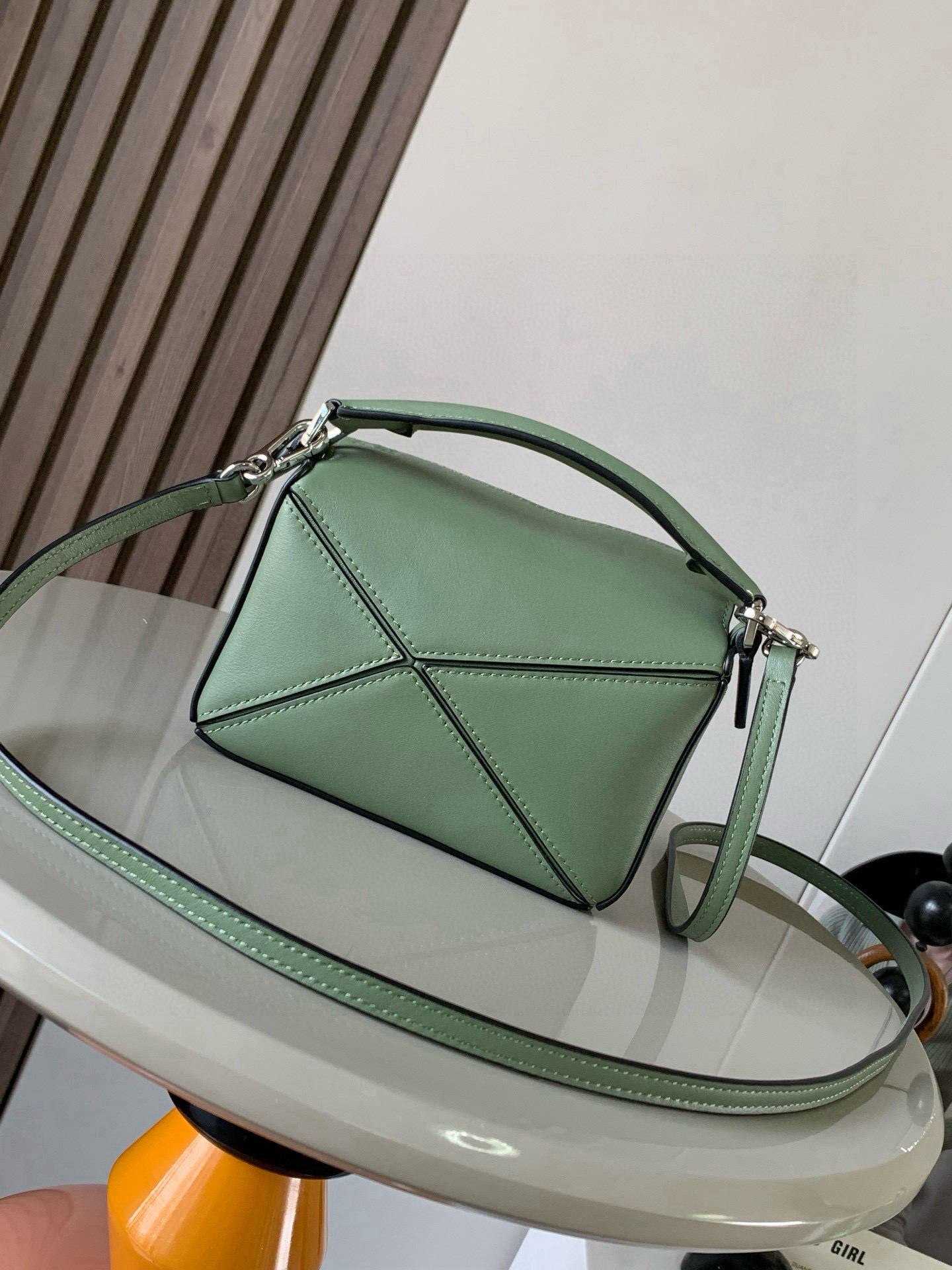 Loewe 限时特价几何包迷你18CM Puzzle手袋是创意总监乔纳森．安德森为