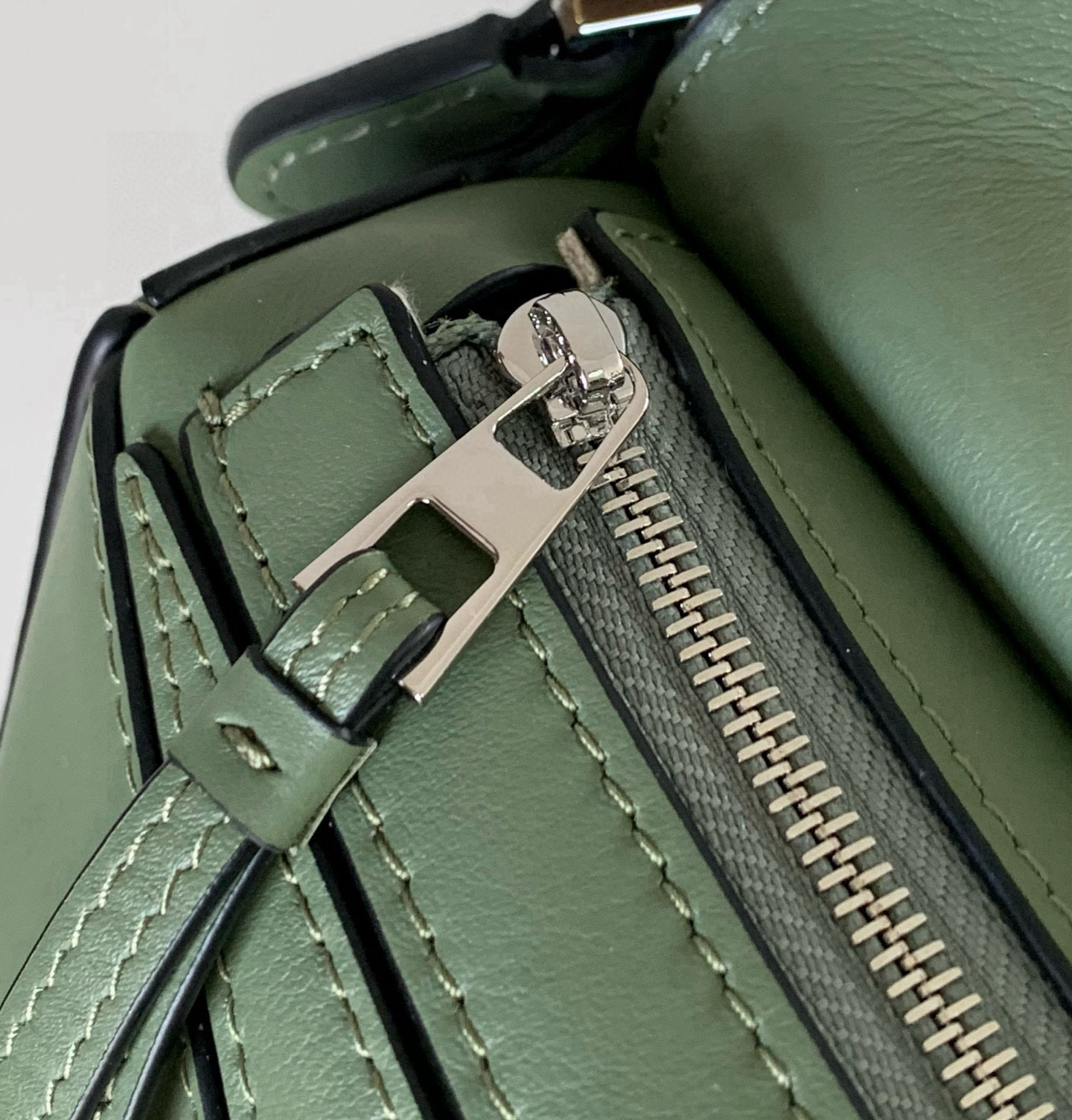 Loewe 限时特价几何包迷你18CM Puzzle手袋是创意总监乔纳森．安德森为
