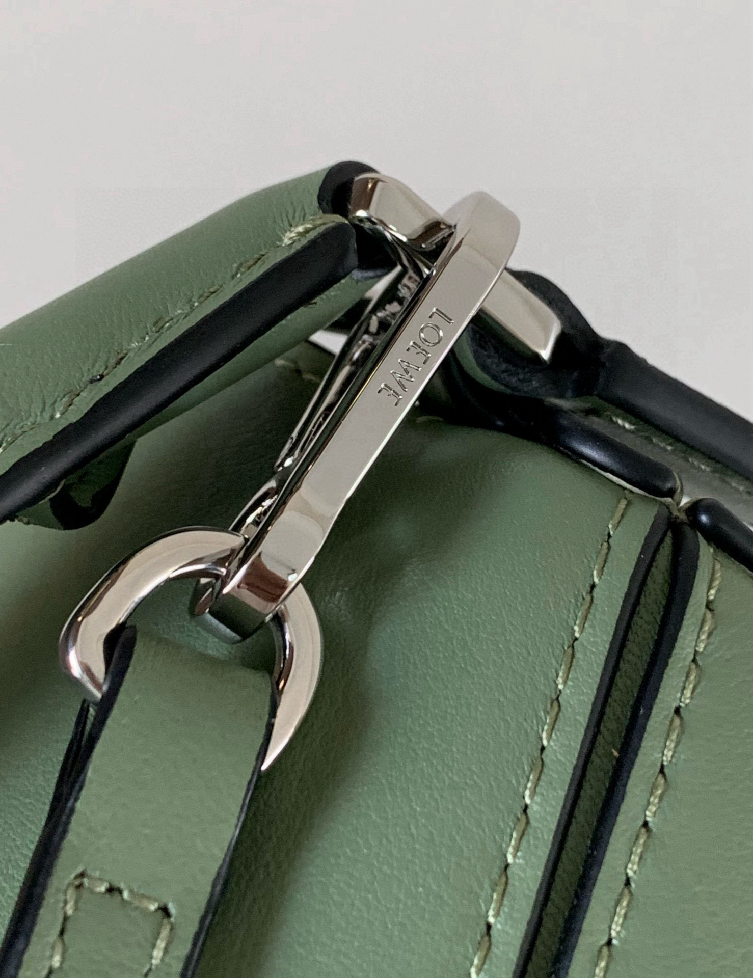 Loewe 限时特价几何包迷你18CM Puzzle手袋是创意总监乔纳森．安德森为