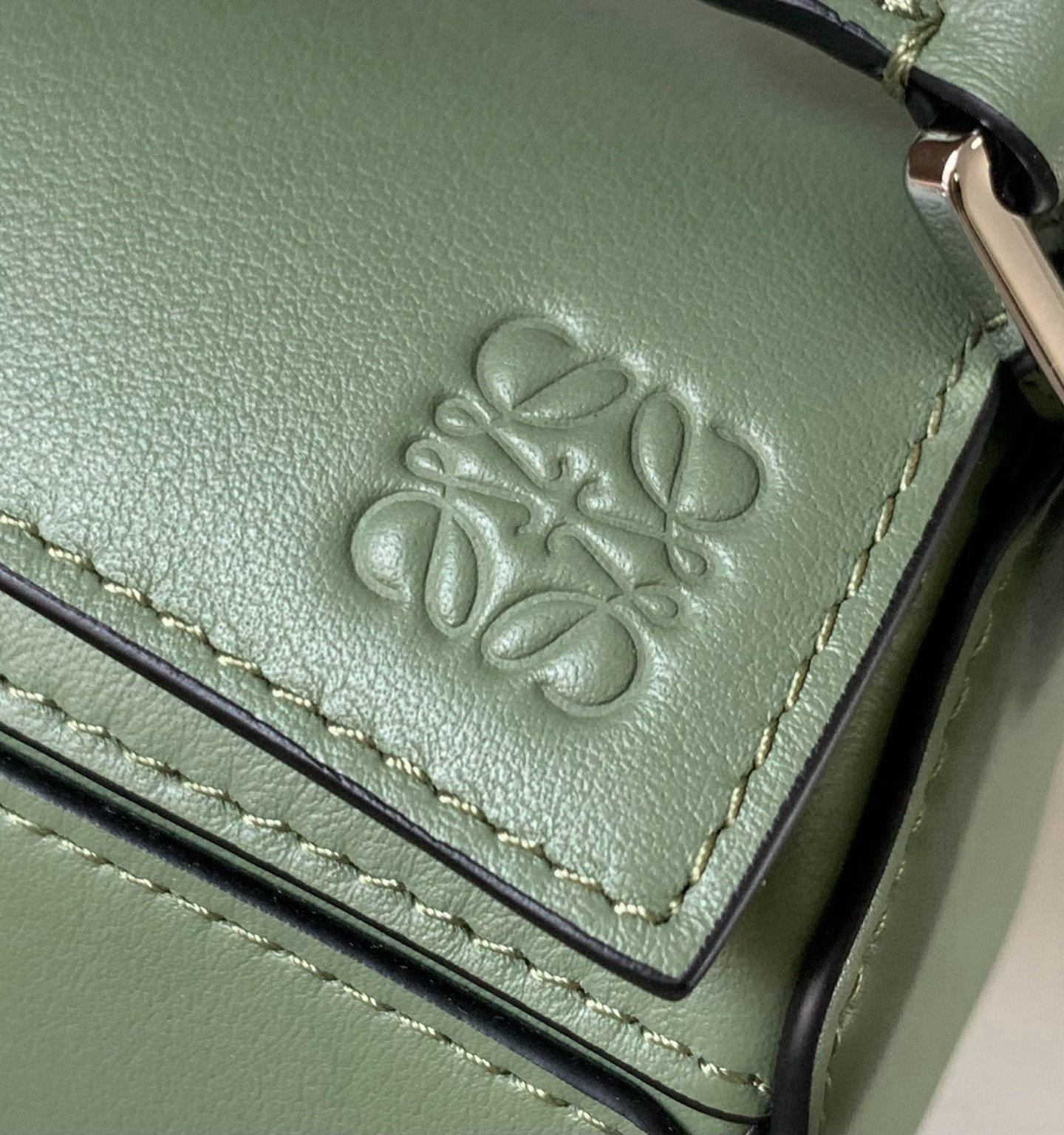 Loewe 限时特价几何包迷你18CM Puzzle手袋是创意总监乔纳森．安德森为
