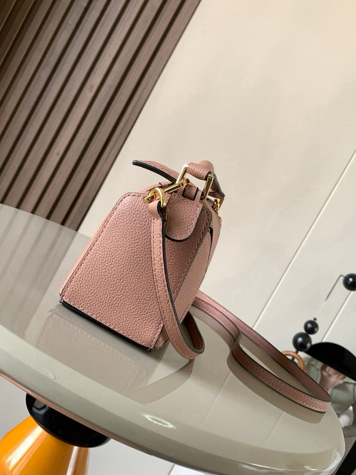 Loewe 限时特价几何包迷你18CM Puzzle手袋是创意总监乔纳森．安德森为