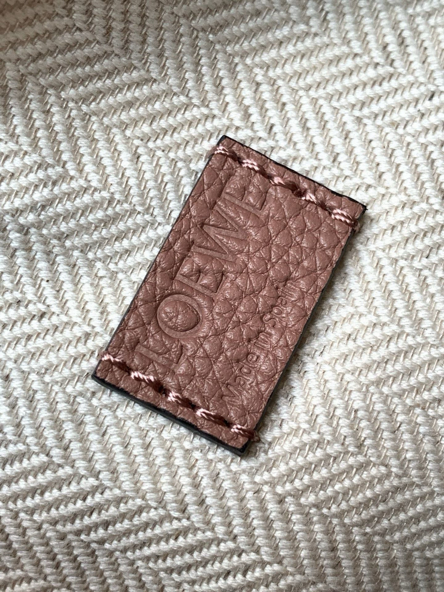 Loewe 限时特价几何包迷你18CM Puzzle手袋是创意总监乔纳森．安德森为