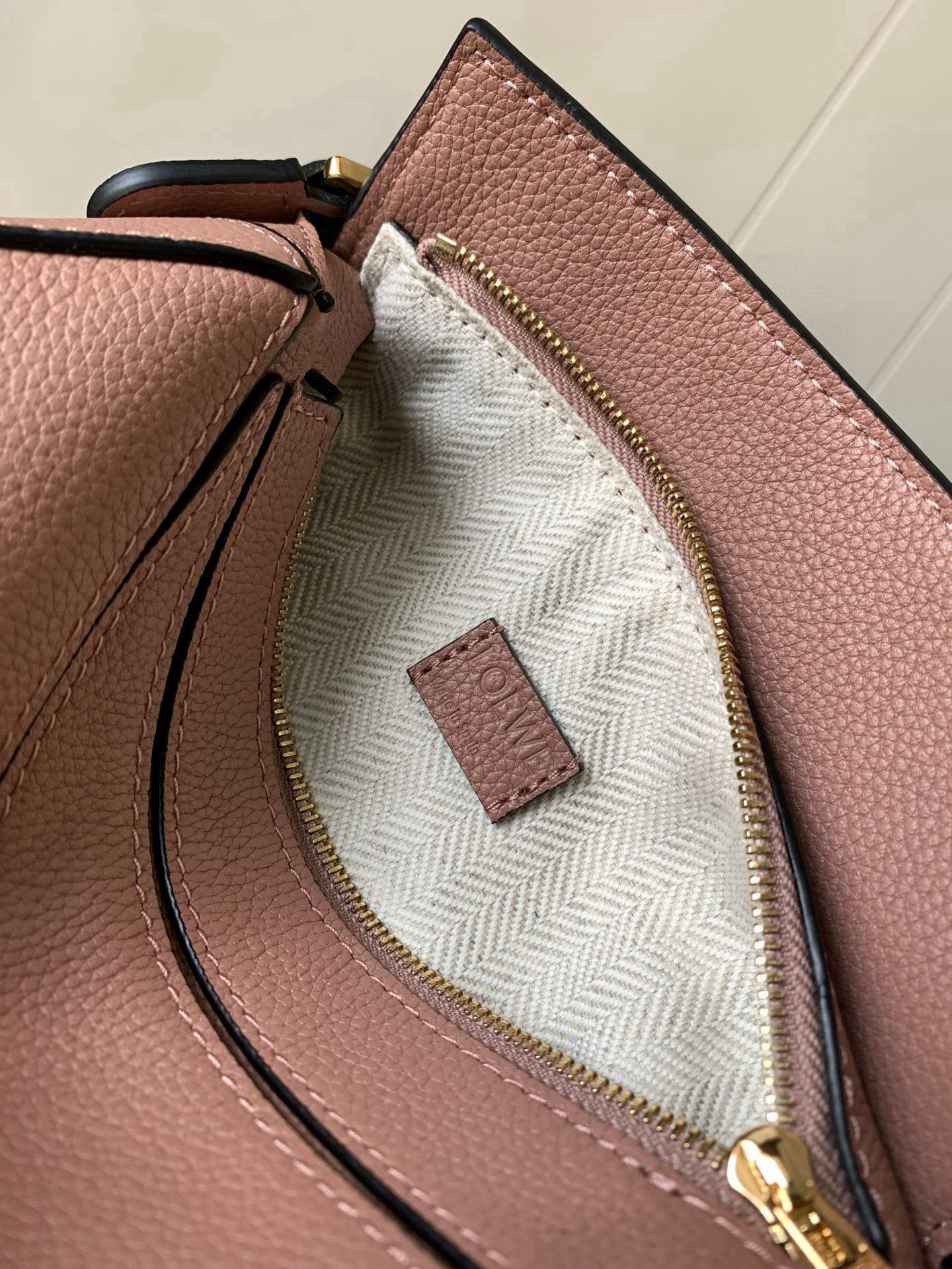 Loewe 限时特价几何包迷你18CM Puzzle手袋是创意总监乔纳森．安德森为
