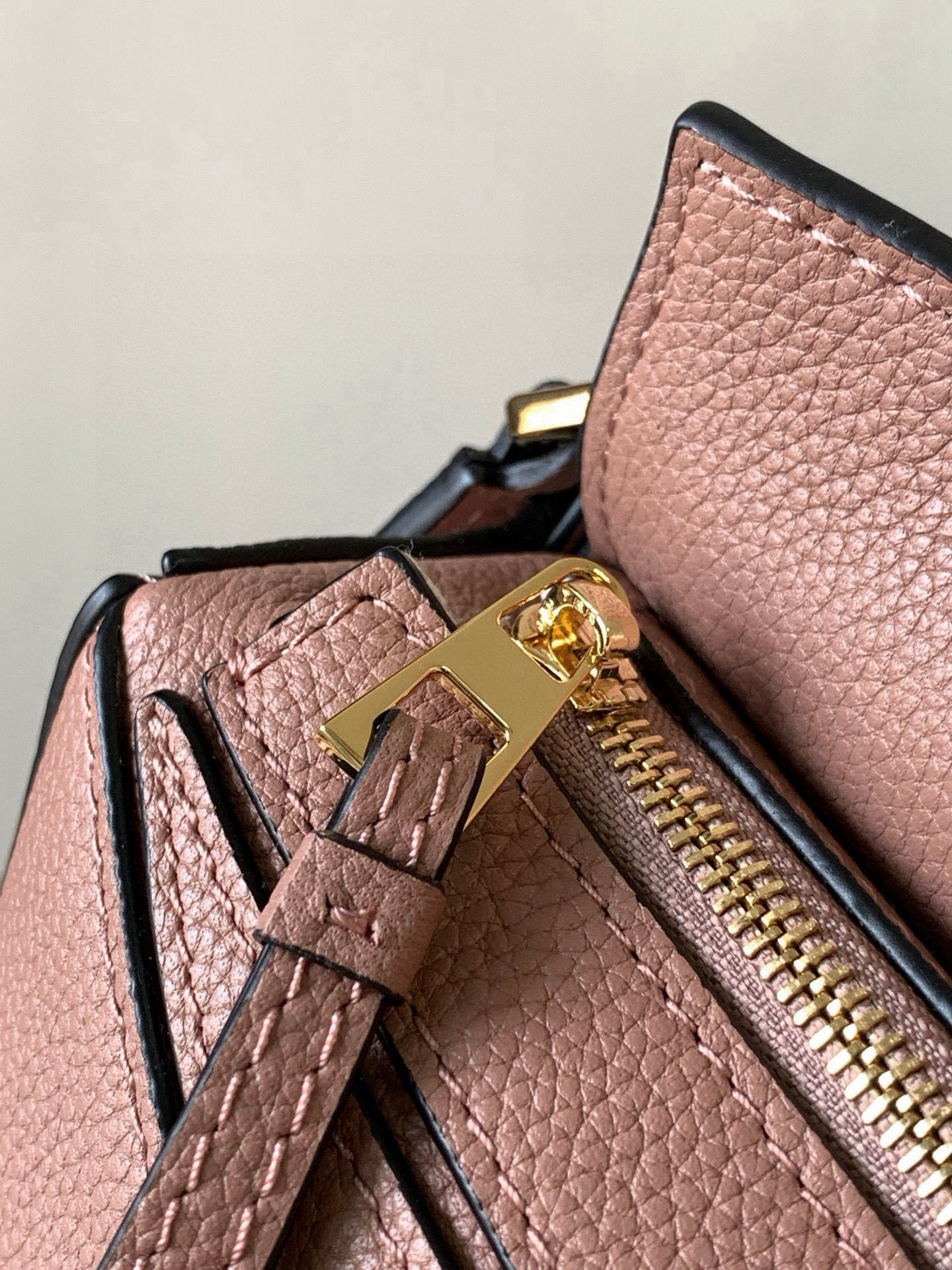 Loewe 限时特价几何包迷你18CM Puzzle手袋是创意总监乔纳森．安德森为