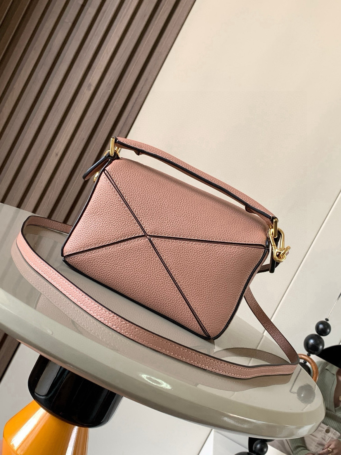 Loewe 限时特价几何包迷你18CM Puzzle手袋是创意总监乔纳森．安德森为