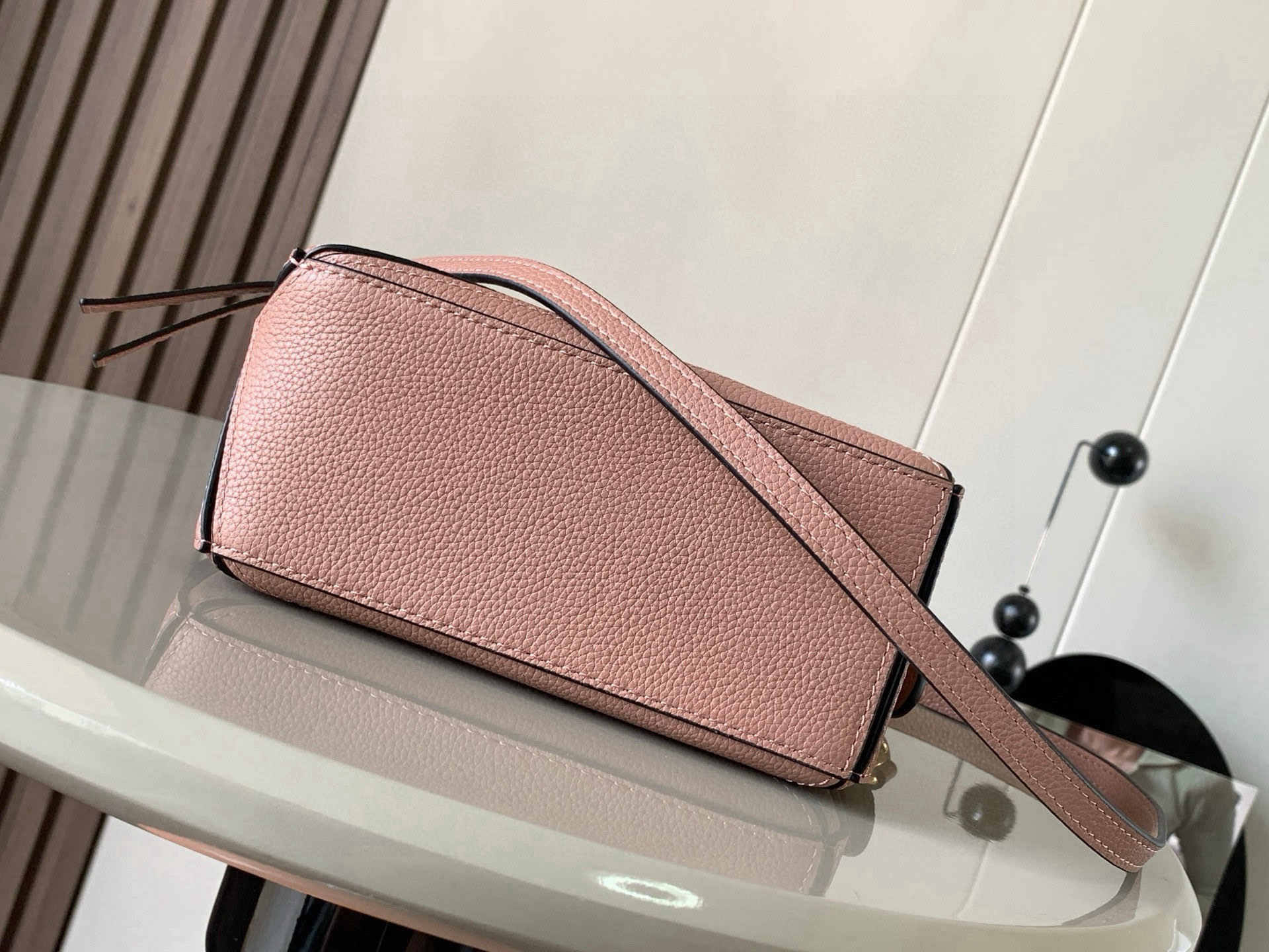 Loewe 限时特价几何包迷你18CM Puzzle手袋是创意总监乔纳森．安德森为