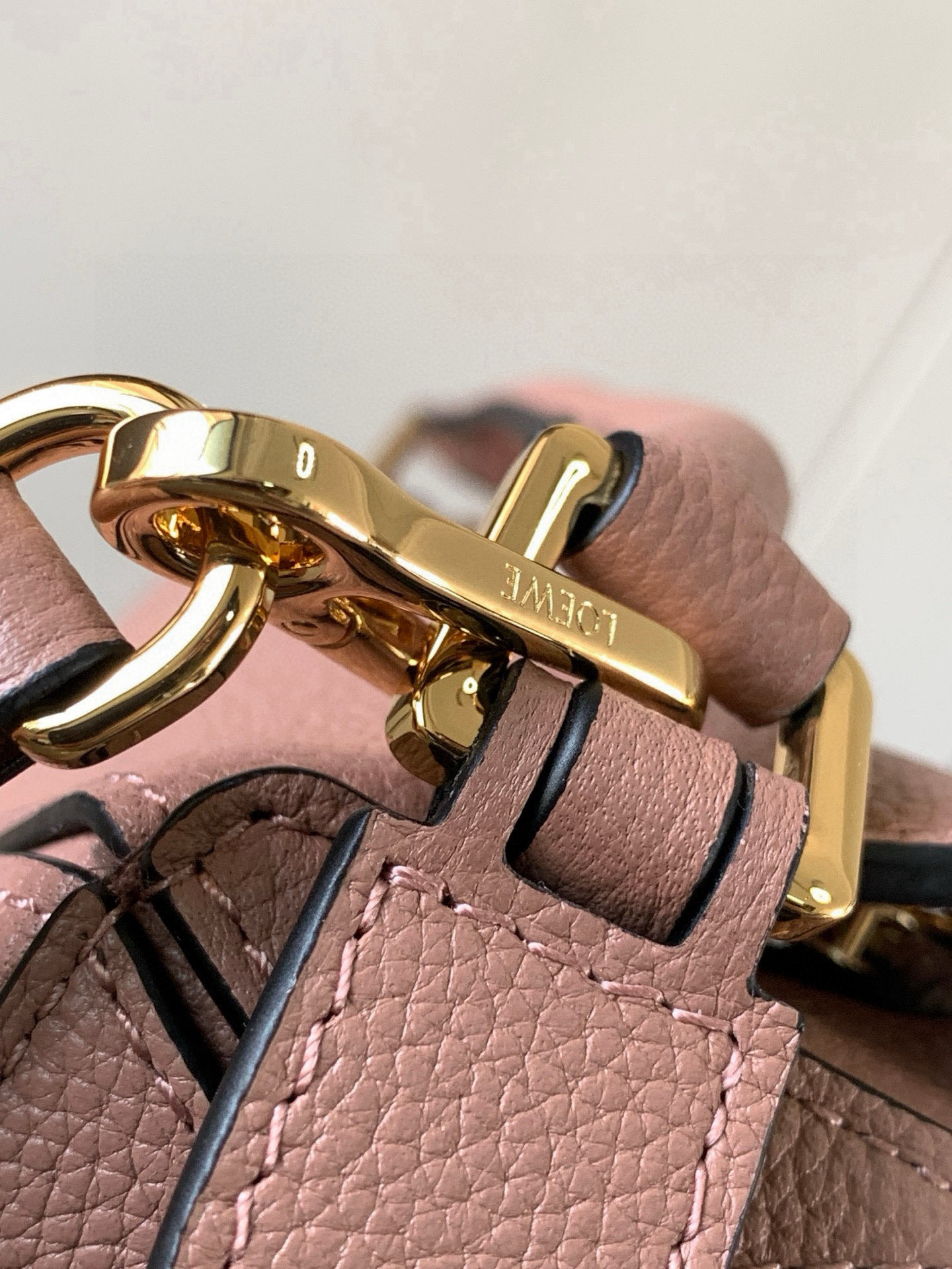 Loewe 限时特价几何包迷你18CM Puzzle手袋是创意总监乔纳森．安德森为