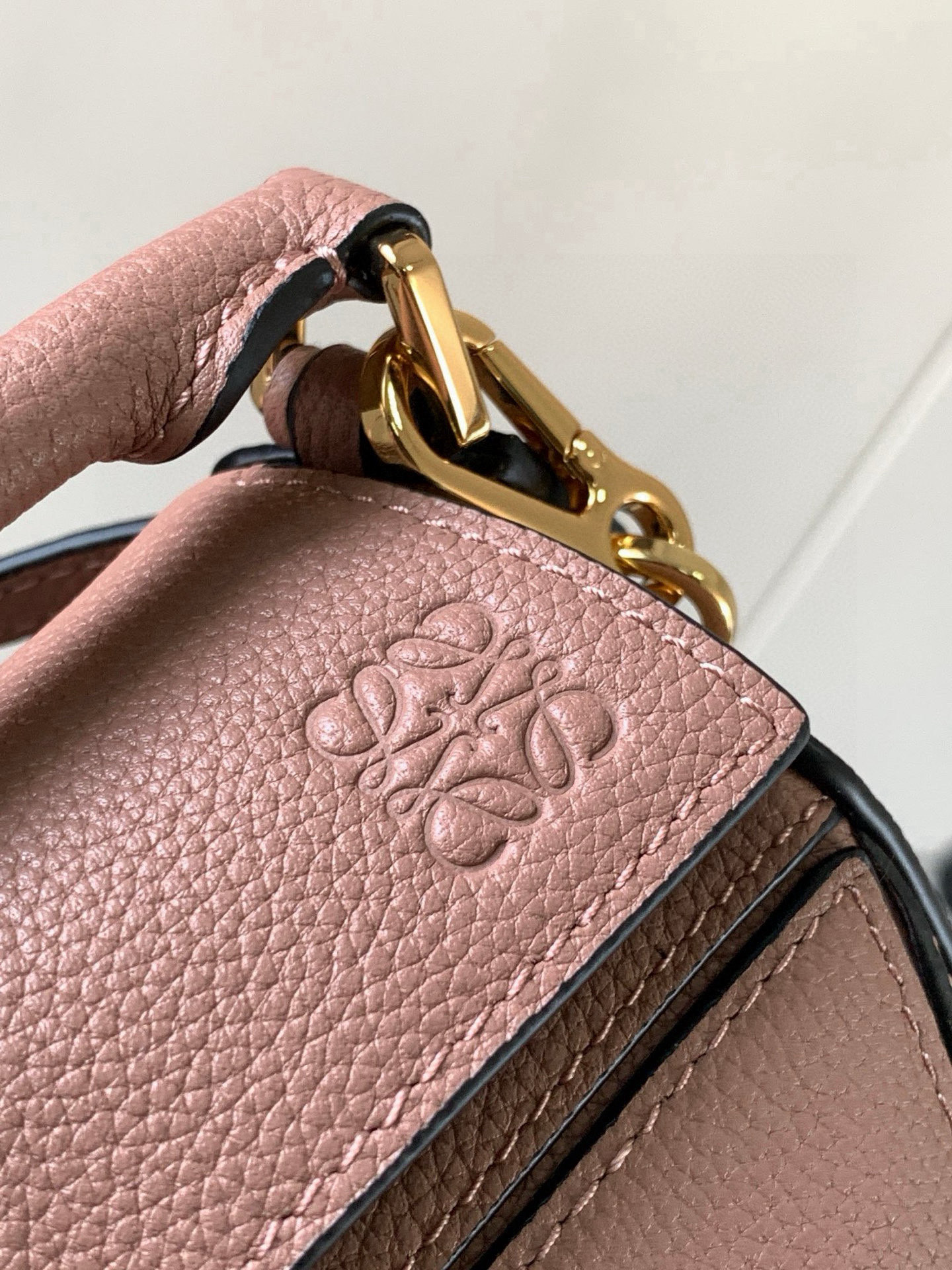 Loewe 限时特价几何包迷你18CM Puzzle手袋是创意总监乔纳森．安德森为