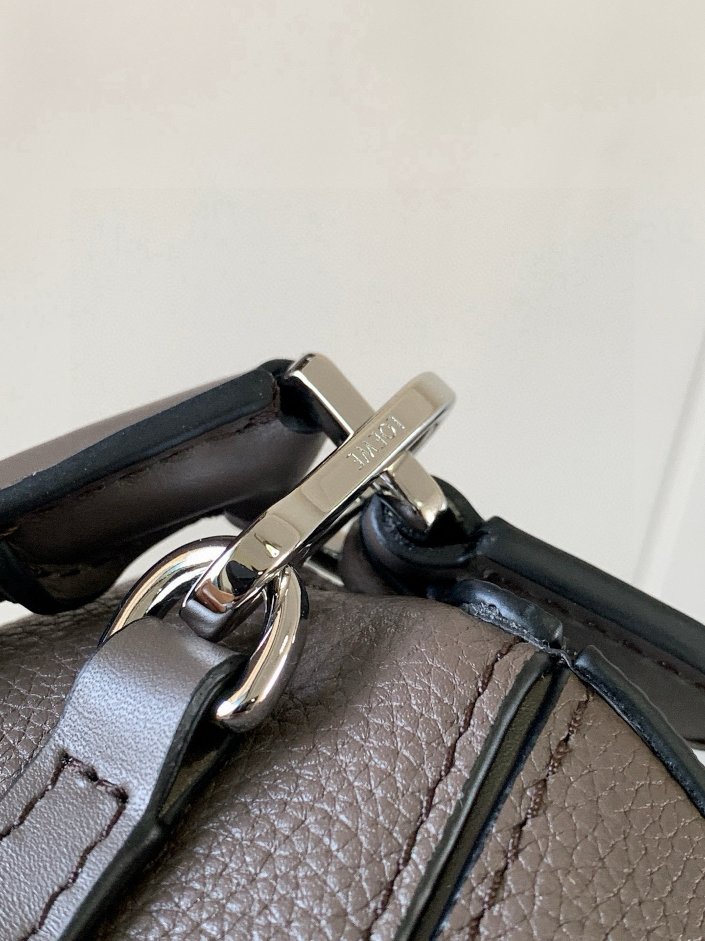 Loewe 限时特价几何包迷你18CM Puzzle手袋是创意总监乔纳森．安德森为