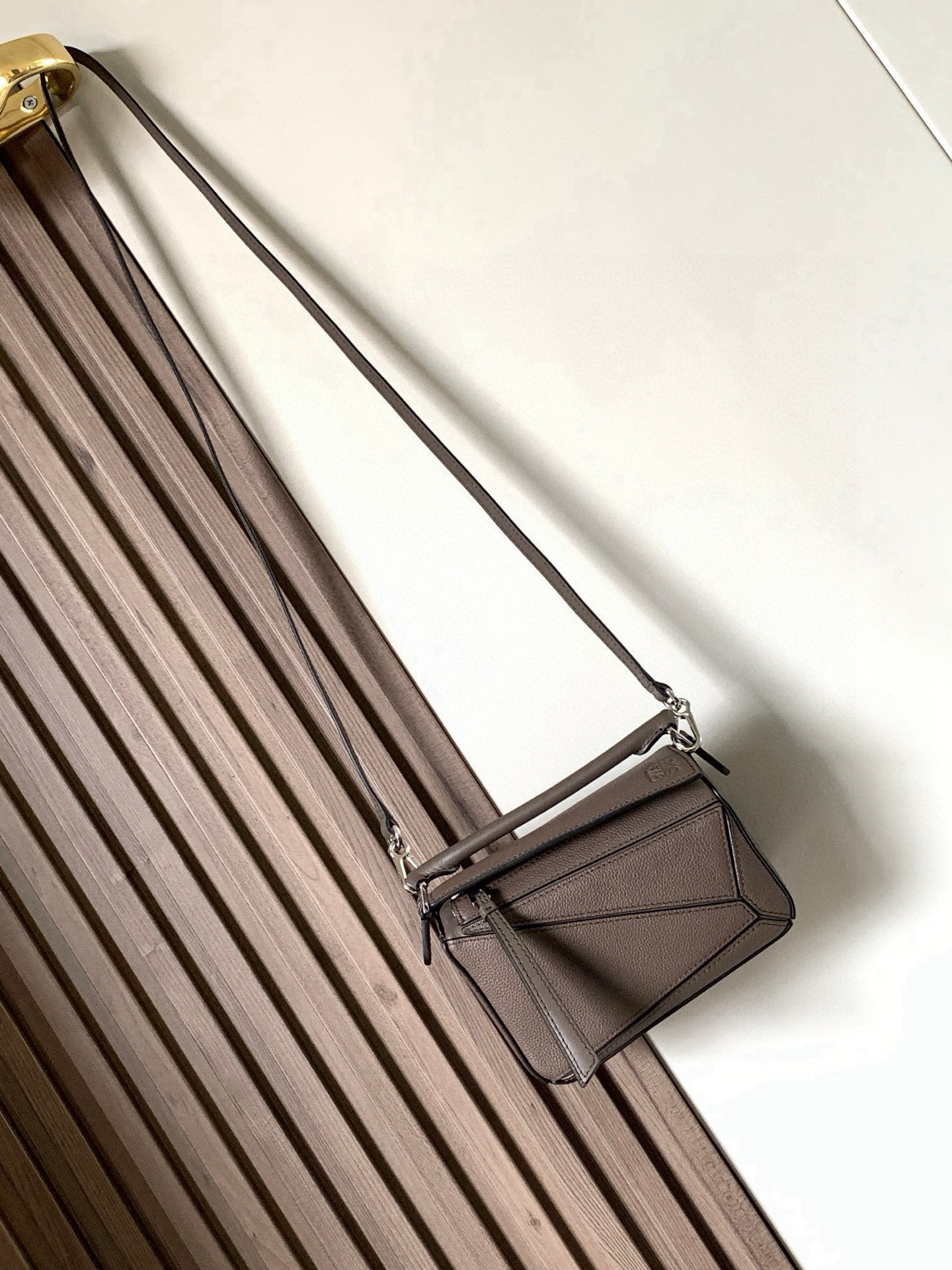 Loewe 限时特价几何包迷你18CM Puzzle手袋是创意总监乔纳森．安德森为