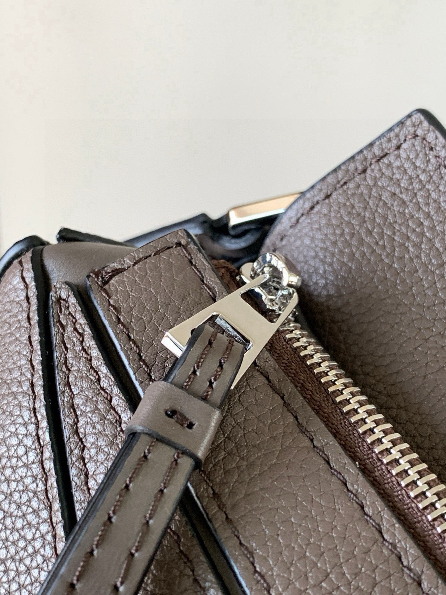 Loewe 限时特价几何包迷你18CM Puzzle手袋是创意总监乔纳森．安德森为