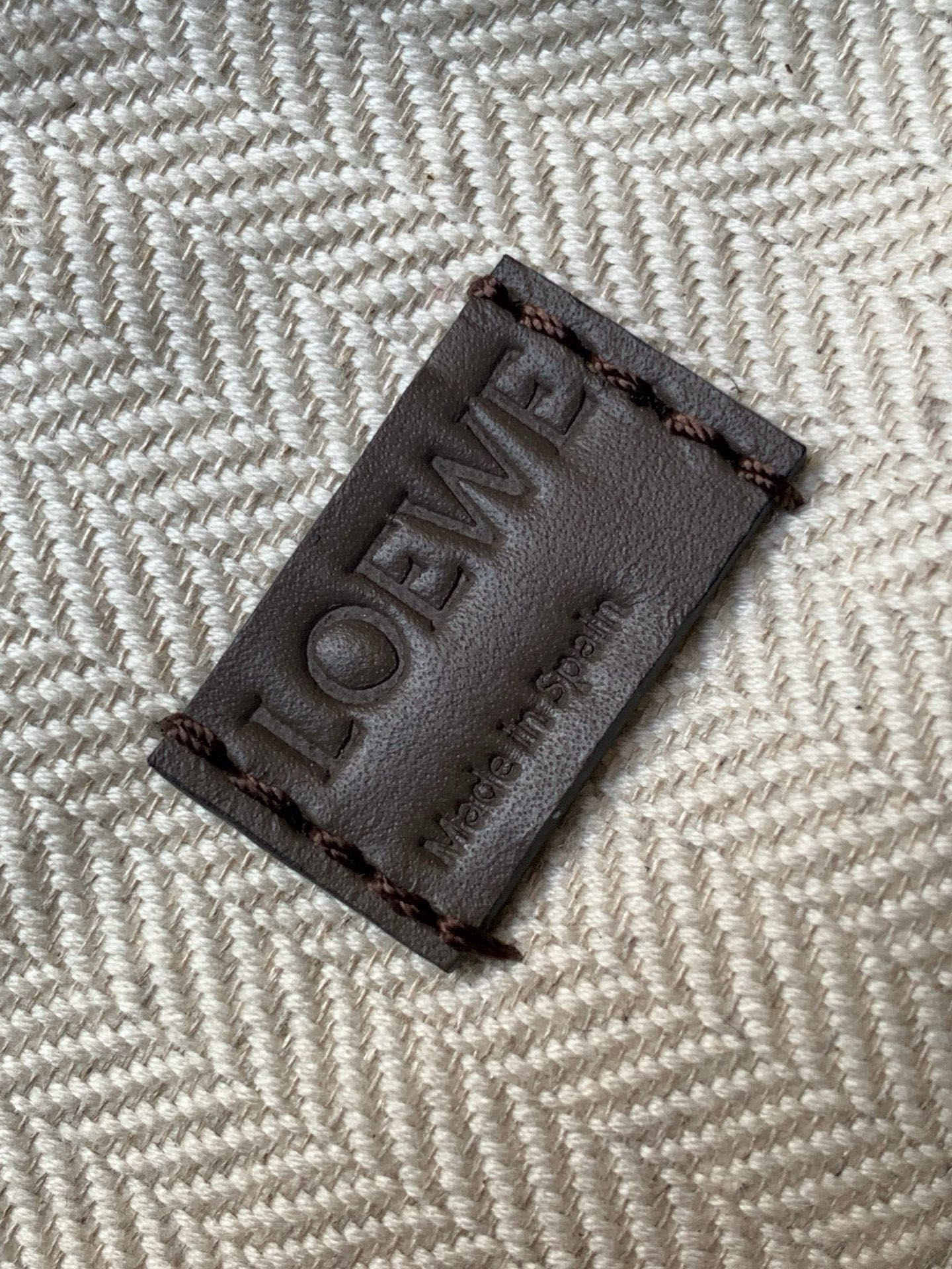 Loewe 限时特价几何包迷你18CM Puzzle手袋是创意总监乔纳森．安德森为
