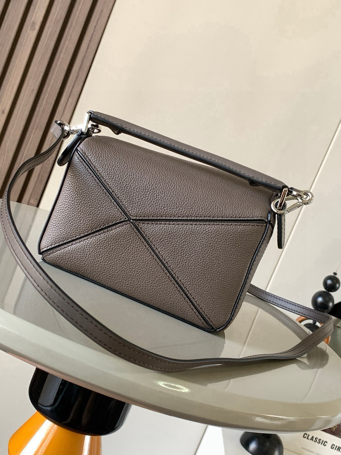 Loewe 限时特价几何包迷你18CM Puzzle手袋是创意总监乔纳森．安德森为