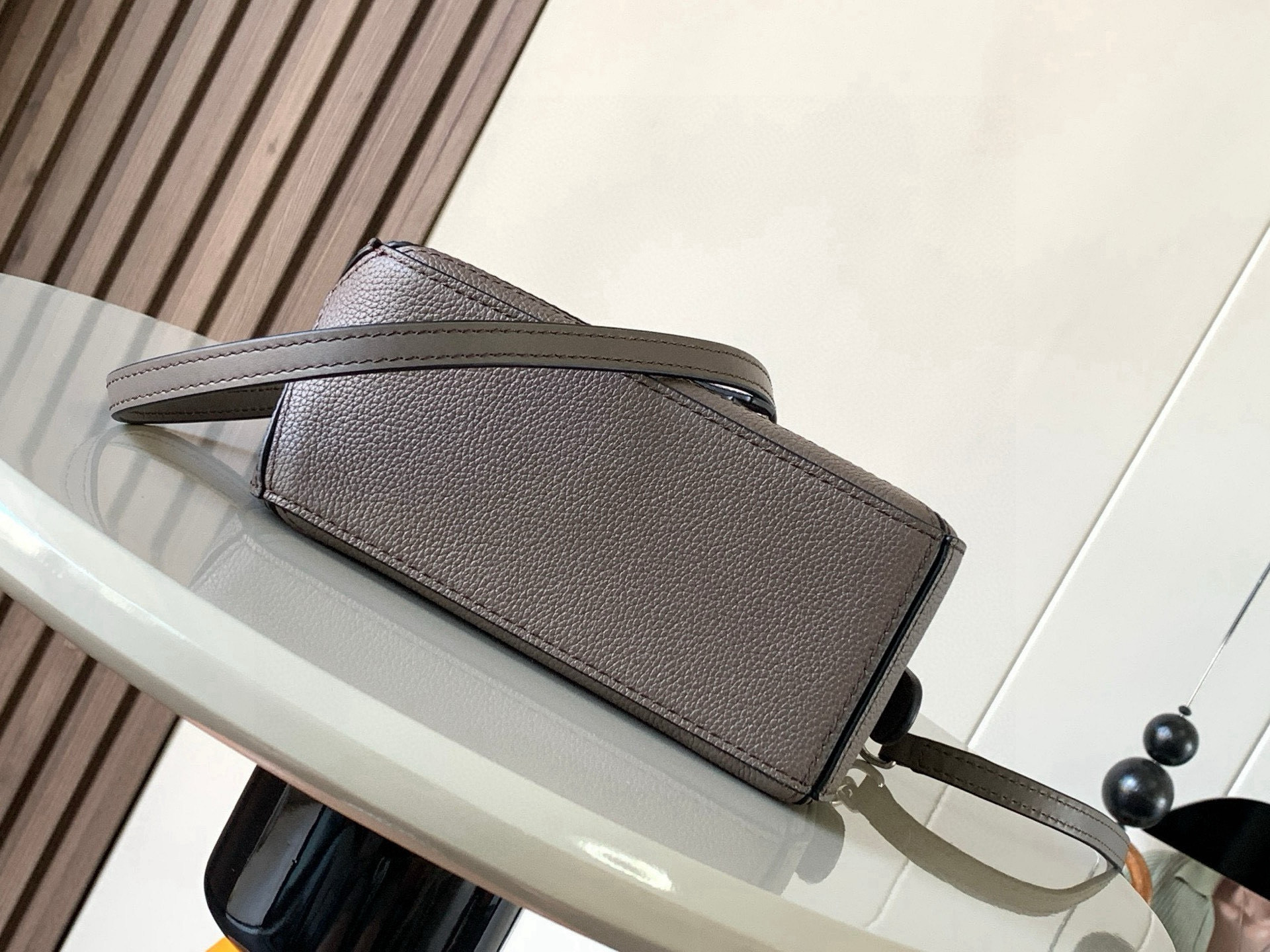 Loewe 限时特价几何包迷你18CM Puzzle手袋是创意总监乔纳森．安德森为