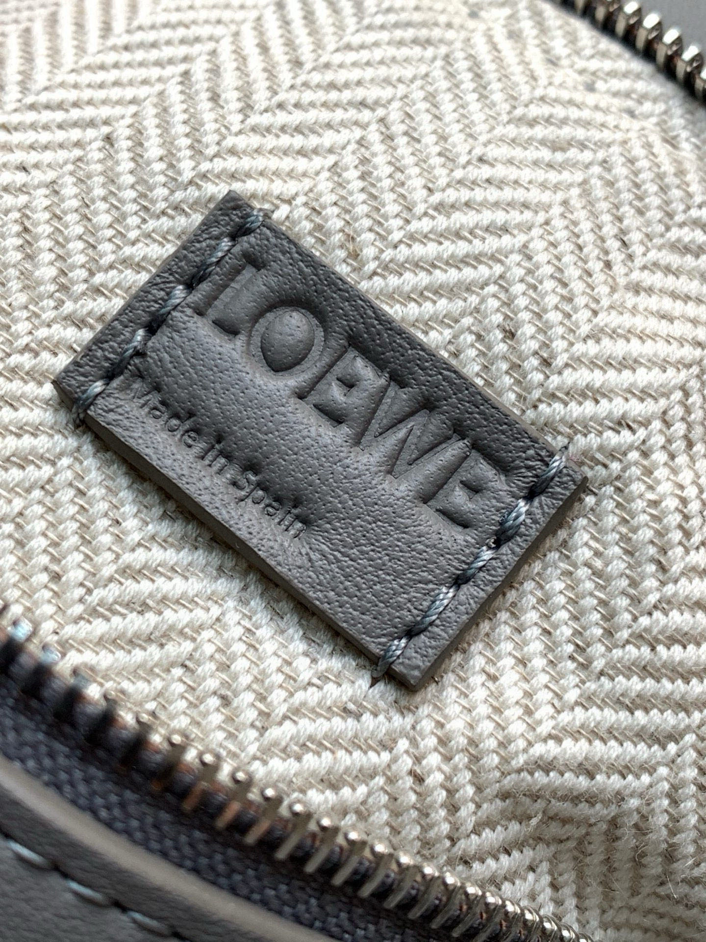 Loewe 限时特价几何包迷你18CM Puzzle手袋是创意总监乔纳森．安德森为