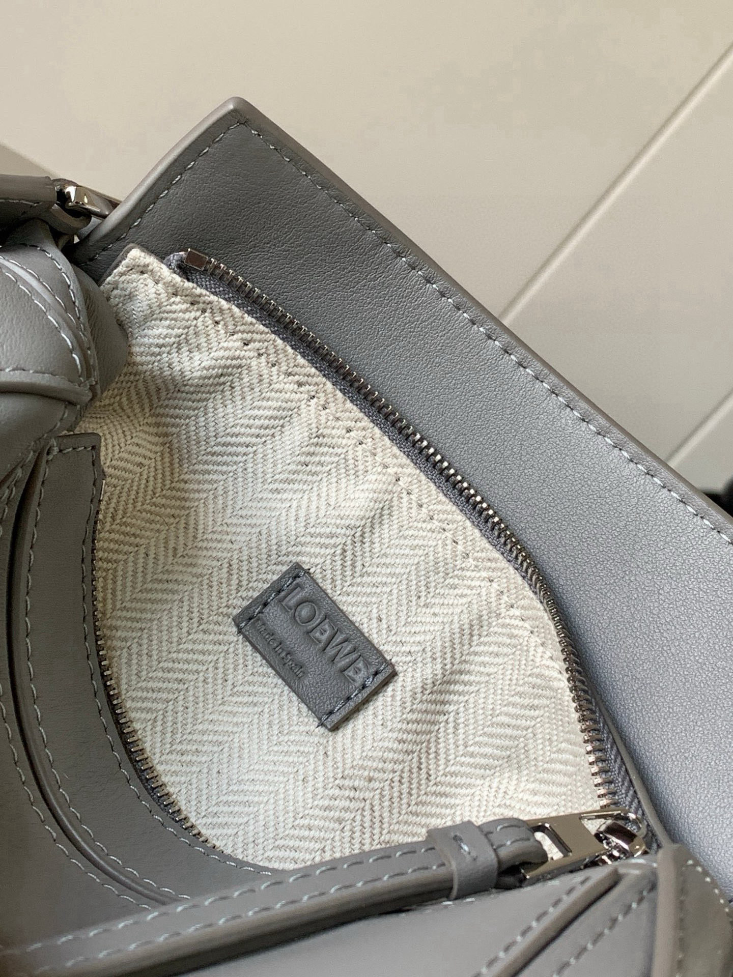 Loewe 限时特价几何包迷你18CM Puzzle手袋是创意总监乔纳森．安德森为