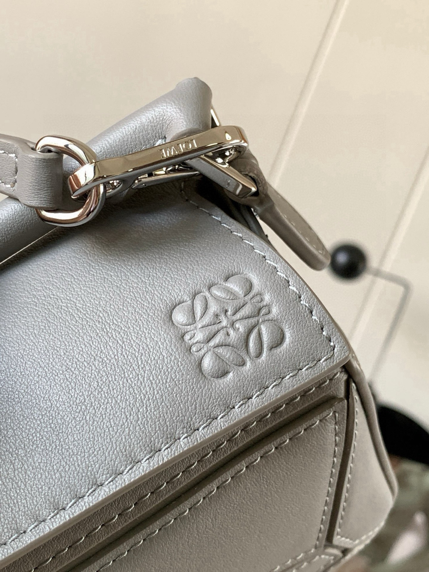 Loewe 限时特价几何包迷你18CM Puzzle手袋是创意总监乔纳森．安德森为