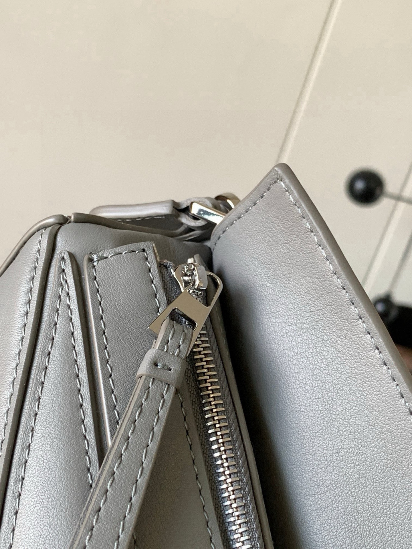 Loewe 限时特价几何包迷你18CM Puzzle手袋是创意总监乔纳森．安德森为
