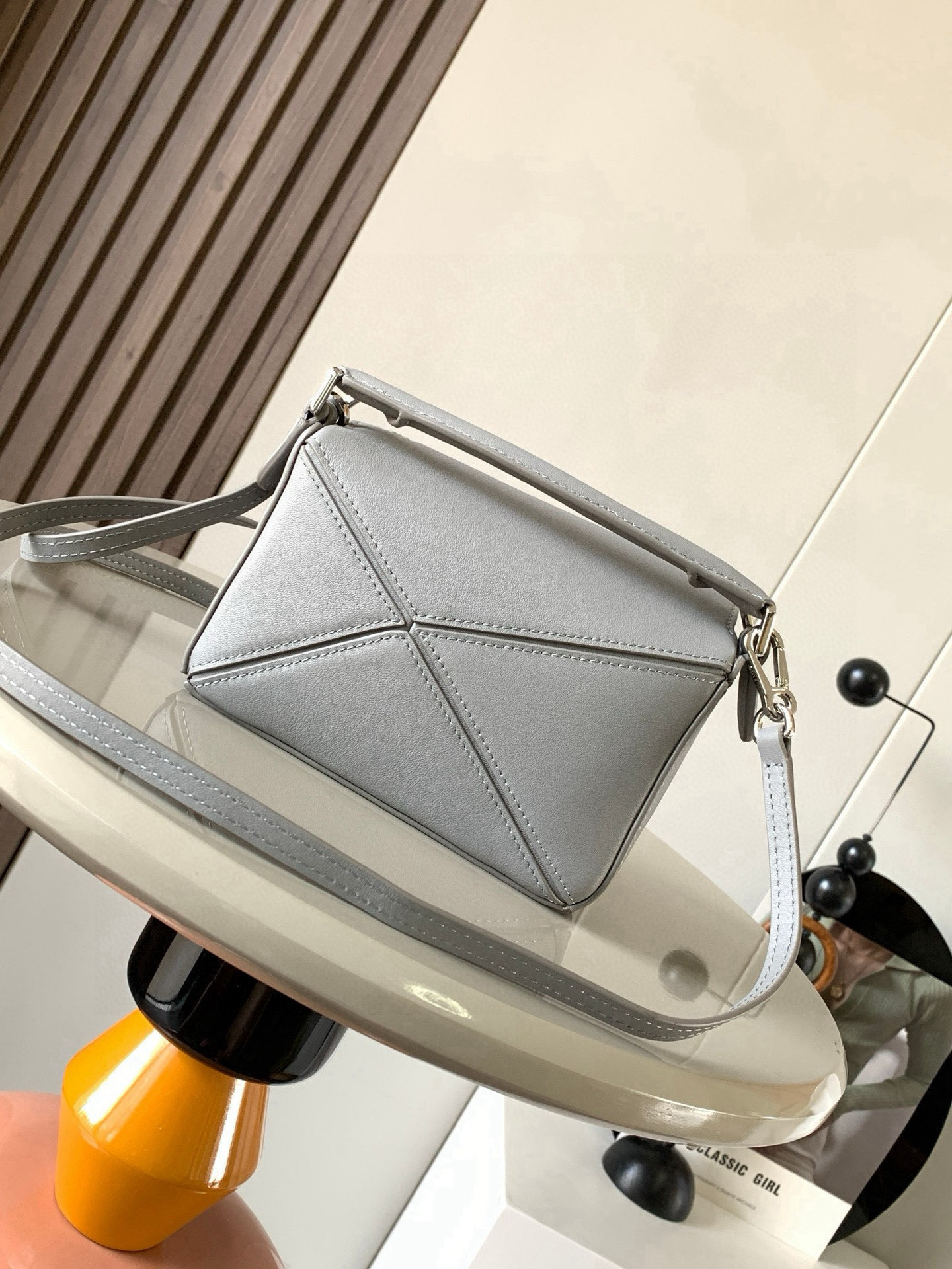 Loewe 限时特价几何包迷你18CM Puzzle手袋是创意总监乔纳森．安德森为
