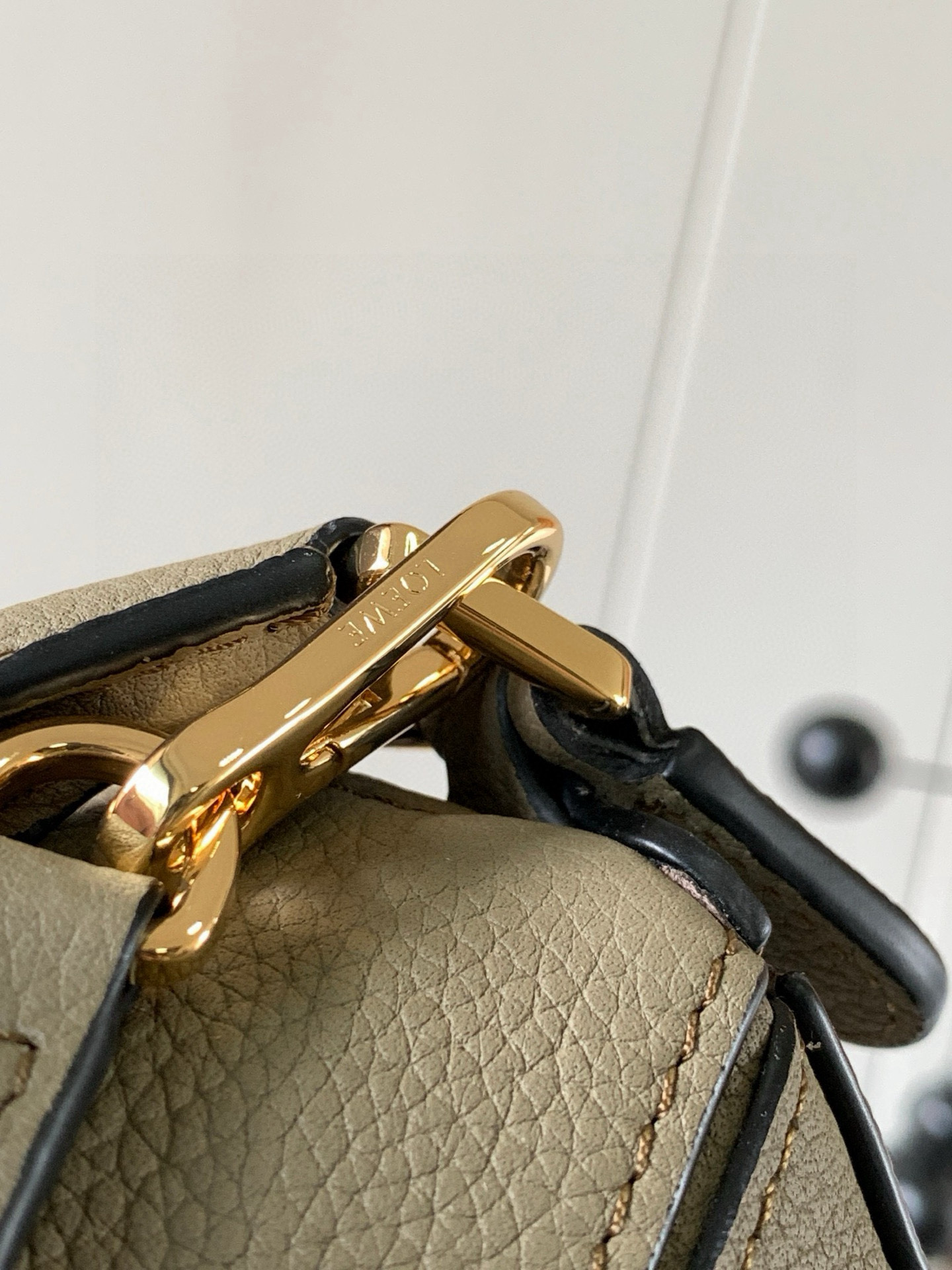 Loewe 限时特价几何包迷你18CM Puzzle手袋是创意总监乔纳森．安德森为