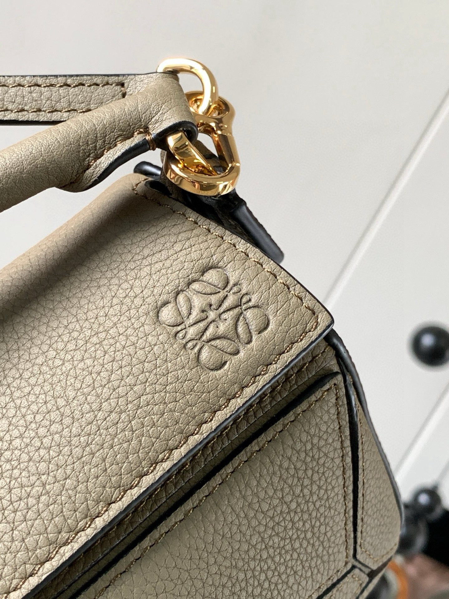 Loewe 限时特价几何包迷你18CM Puzzle手袋是创意总监乔纳森．安德森为
