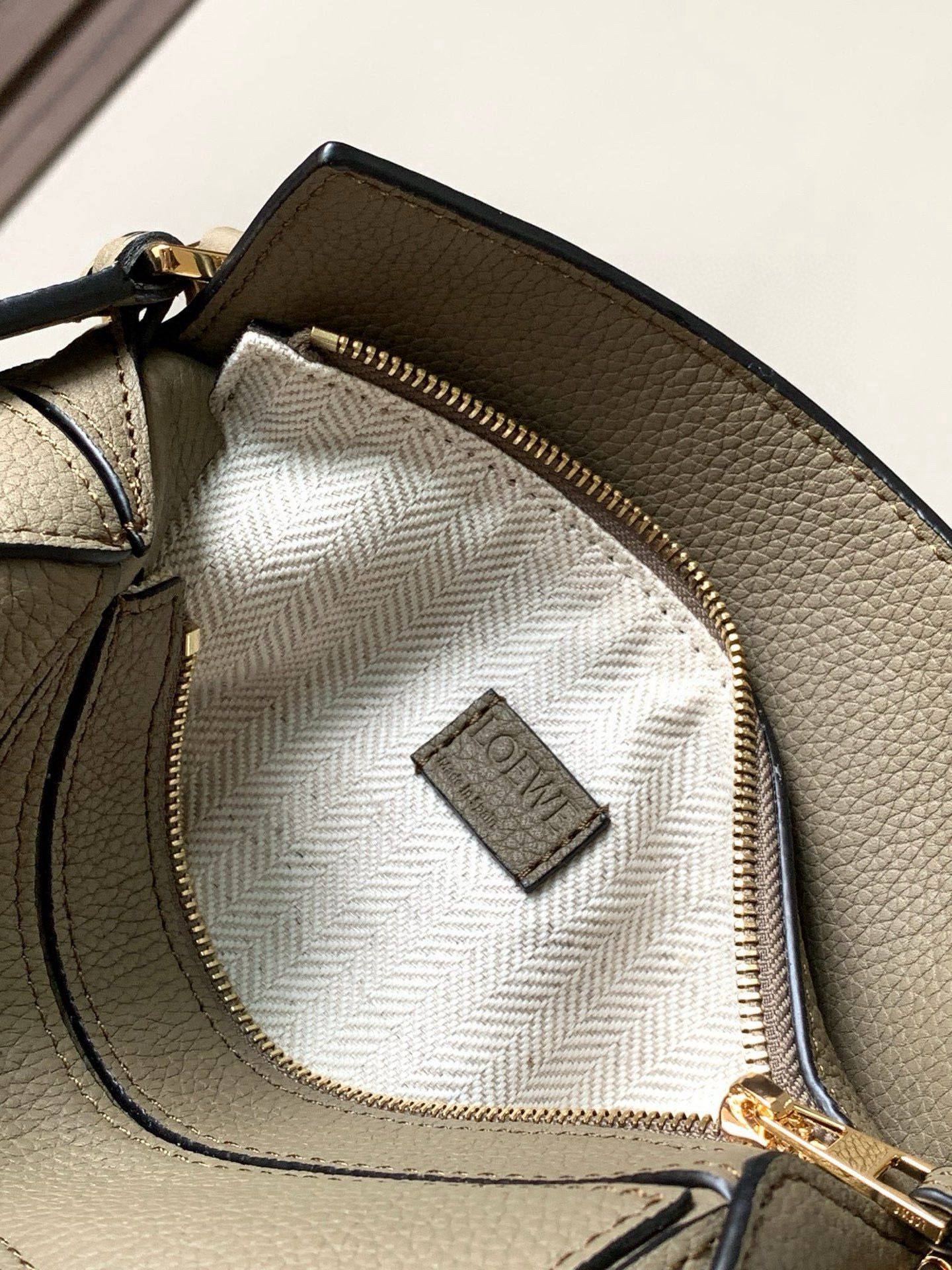 Loewe 限时特价几何包迷你18CM Puzzle手袋是创意总监乔纳森．安德森为