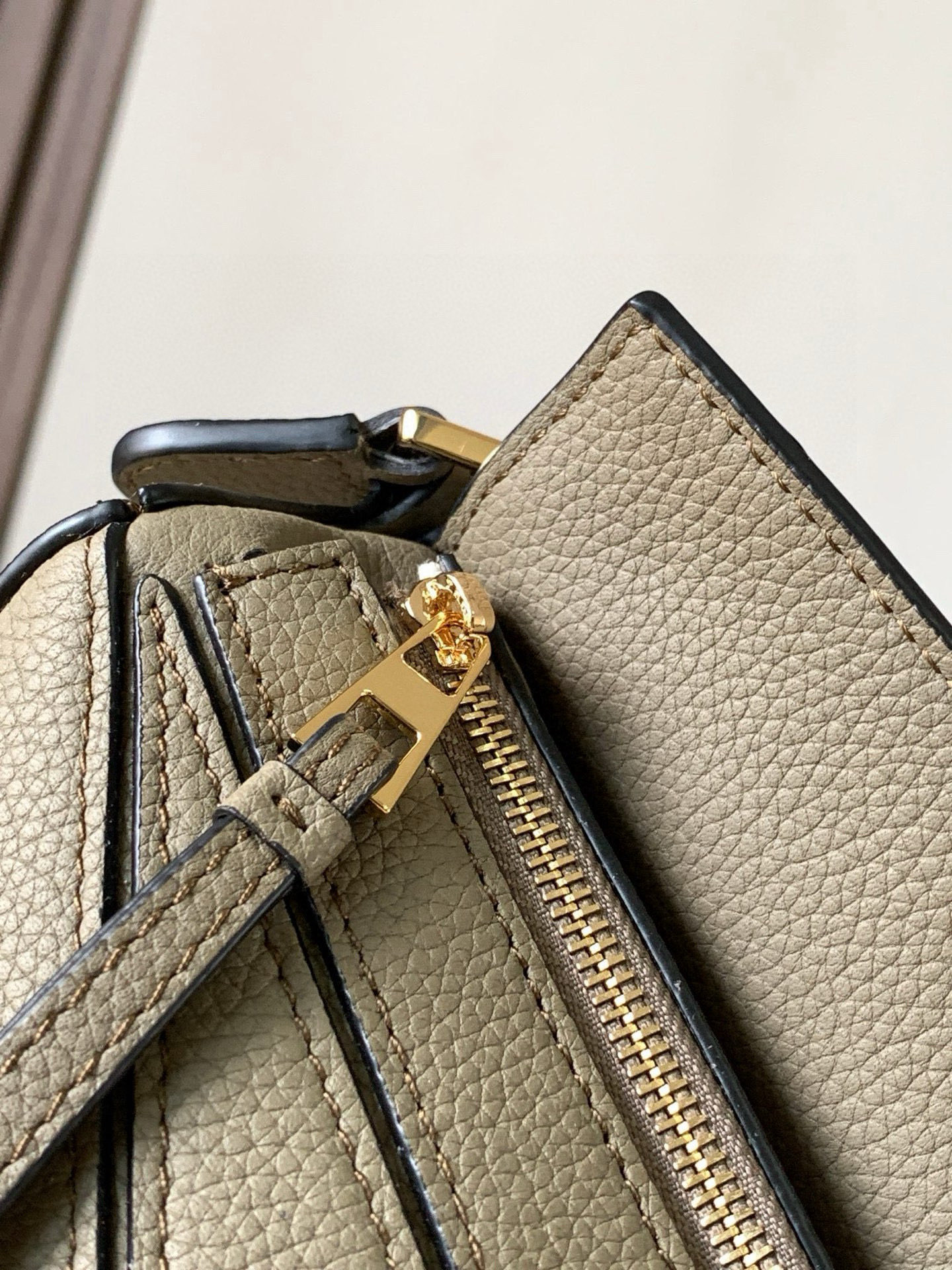 Loewe 限时特价几何包迷你18CM Puzzle手袋是创意总监乔纳森．安德森为