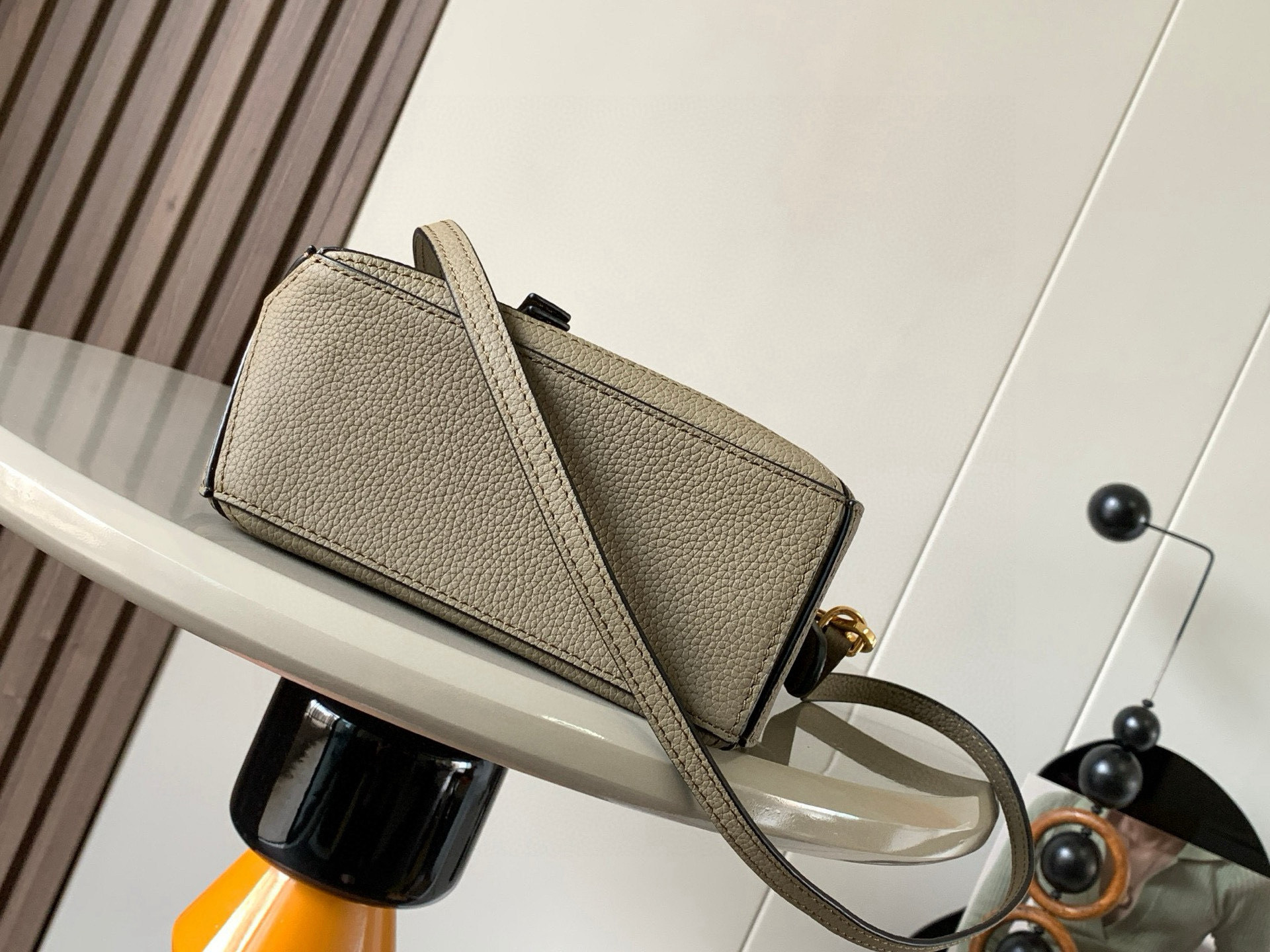 Loewe 限时特价几何包迷你18CM Puzzle手袋是创意总监乔纳森．安德森为