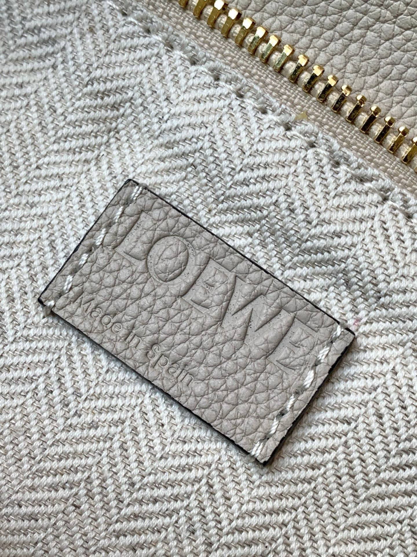 Loewe 限时特价几何包24CMPuzzle手袋