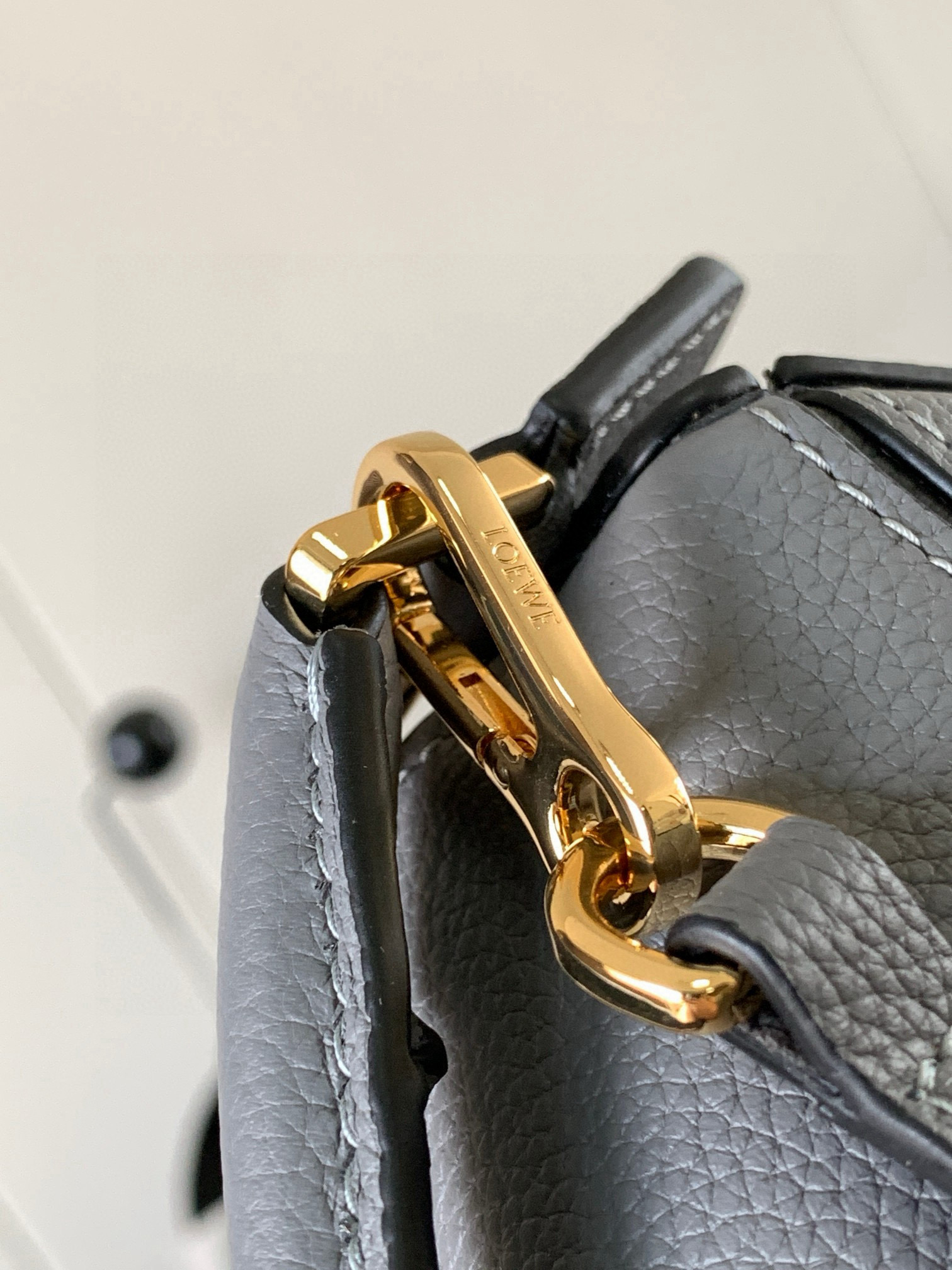 Loewe 限时特价几何包迷你18CM Puzzle手袋是创意总监乔纳森．安德森为